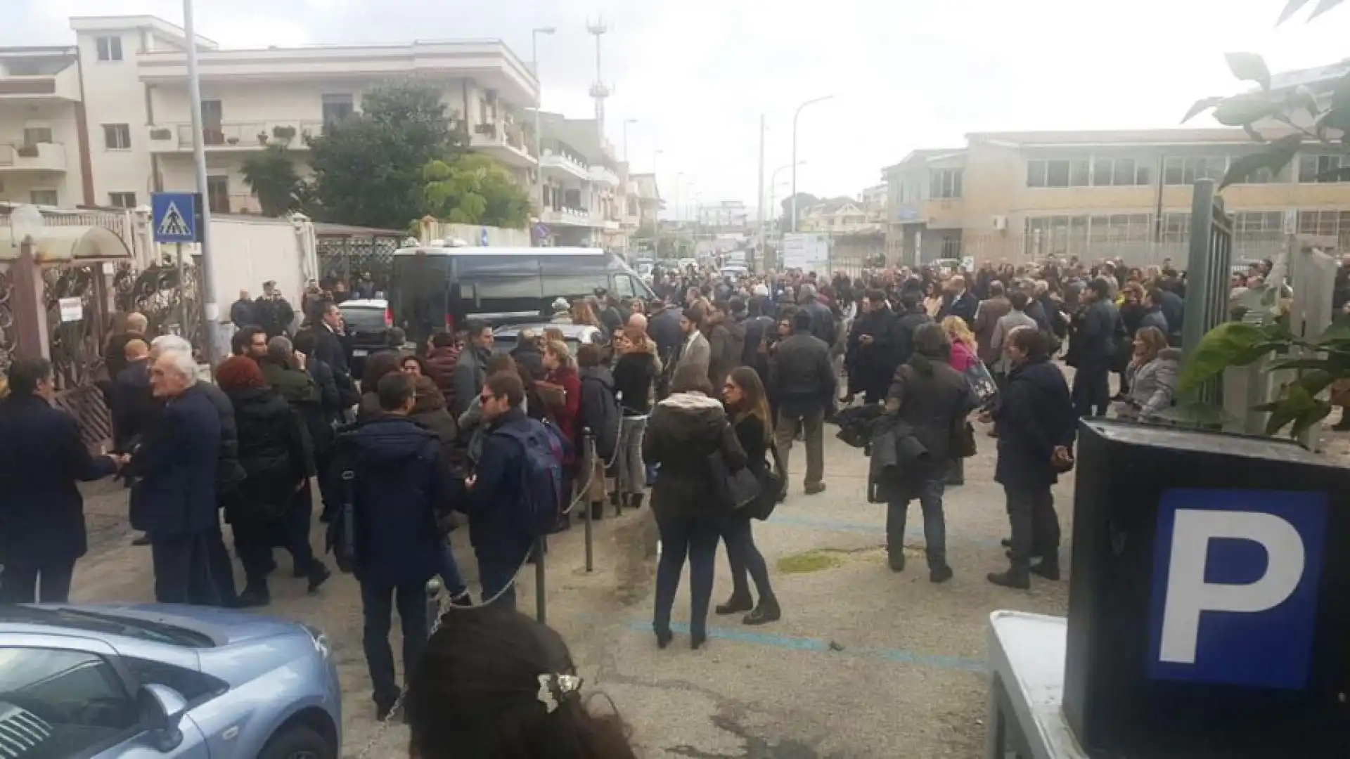 Santa Maria Capua Vetere: tribunale evacuato per un allarme bomba. Tutti fuori dal palazzo a causa di una telefonata anonima.