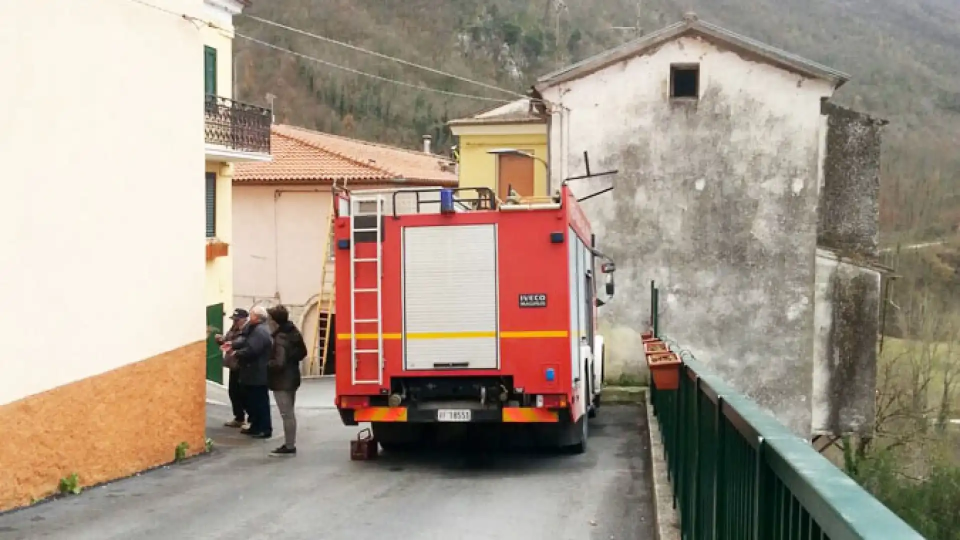 Pozzilli: alberi sradicati a Triverno. Il vento forte sta creando situazioni di emergenza.