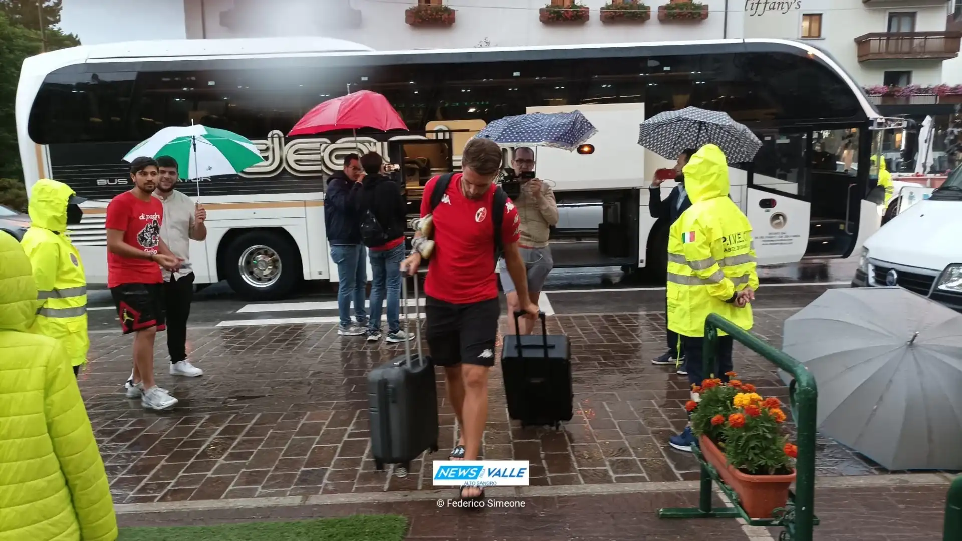 Esclusiva Newsdellavalle: il Bari arriva a Roccaraso. Il video esclusivo dell’arrivo della formazione della squadra allenata da mister Mignani, ex calciatore del Castel Di Sangro.