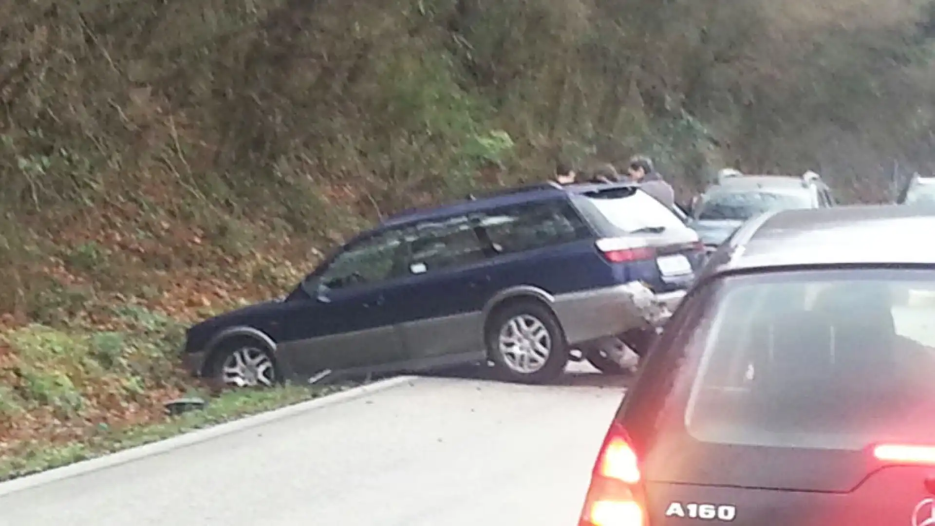 Colli a Volturno: carambola sulla statale 158 in direzione Venafro. Utilitaria perde il controllo e finisce fuori strada. Sul posto la Polizia.