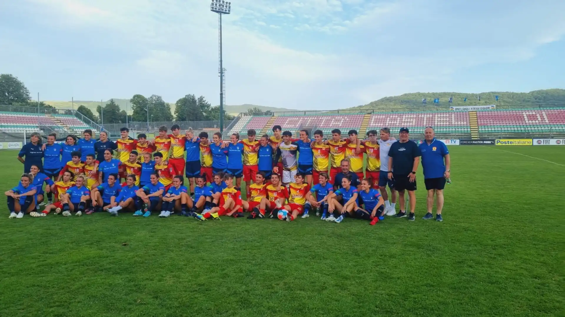 Castel Di Sangro: la Nazionale Italiana femminile si allena al Patini e disputa amichevole con gli allievi del Cep Castel Di Sangro 1953. Pomeriggio di emozioni per i giovani calciatori.