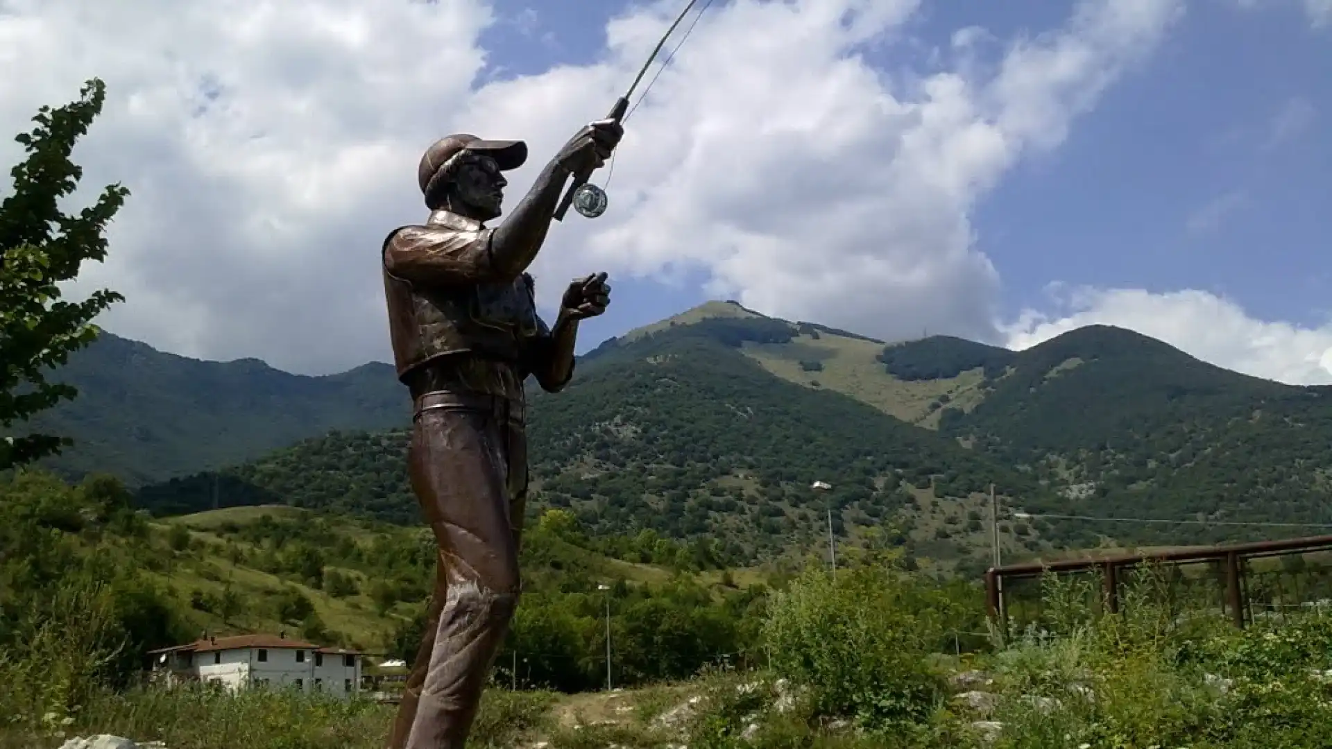 Pesca a mosca: il 25 e 26 giugno a Castel Di Sangro l’edizione numero 19 del Sim Fly. In città sul fiume Sangro pescatori provenienti da ogni parte del mondo.