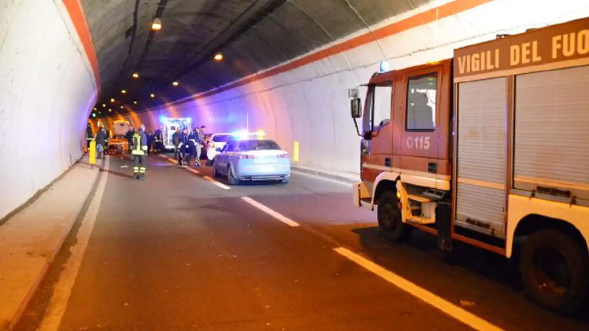 Sessano del Molise: incidente all’interno della galleria sulla Trignina. A Pettoranello auto si ribalta e finisce fuori strada. In azione i Vigili del Fuoco.