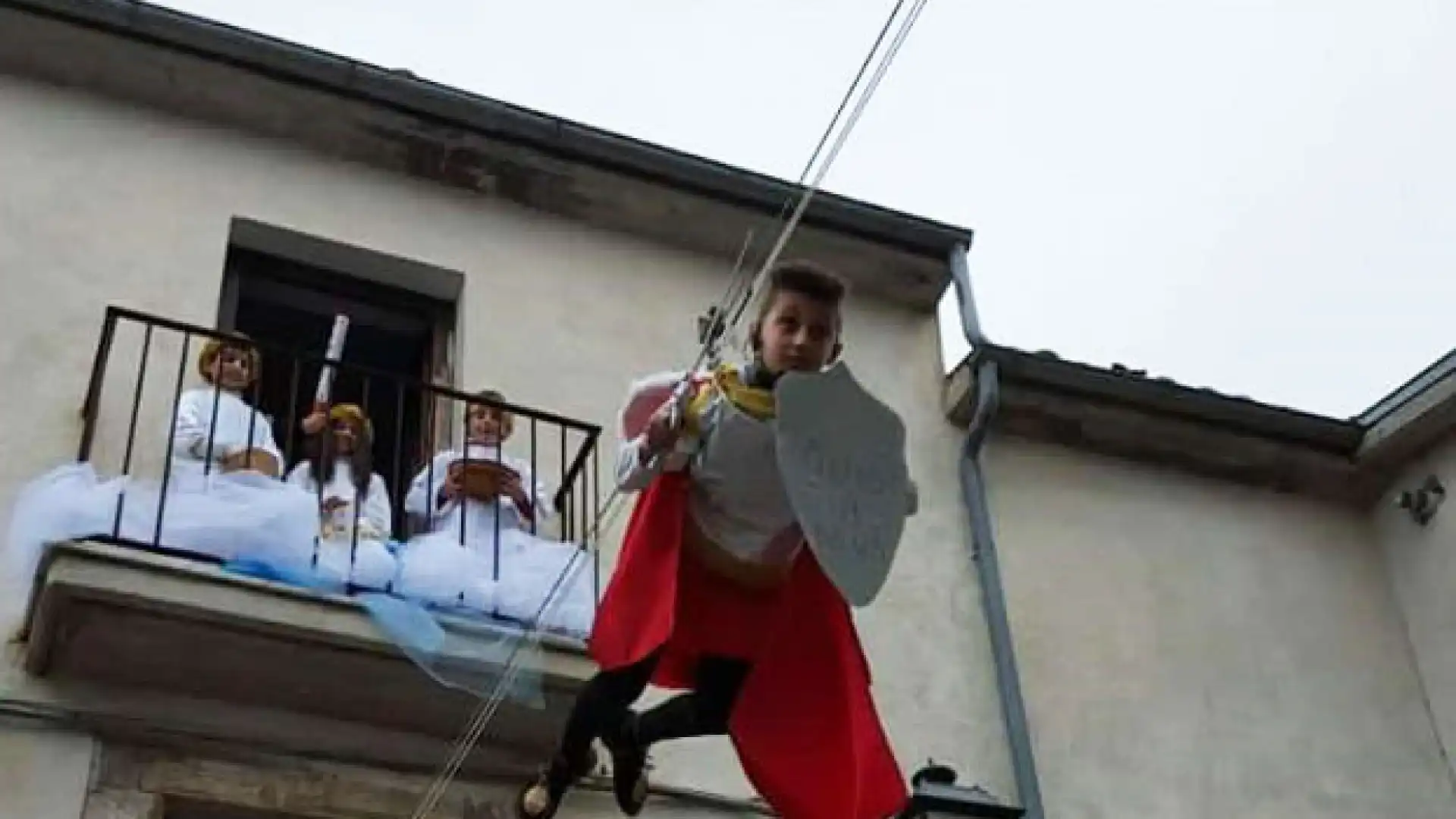 Fornelli: “Pasquetta al Borgo”. Il centro storico invaso da turisti che hanno assistito alla prima volta del volo dell’Arcangelo.