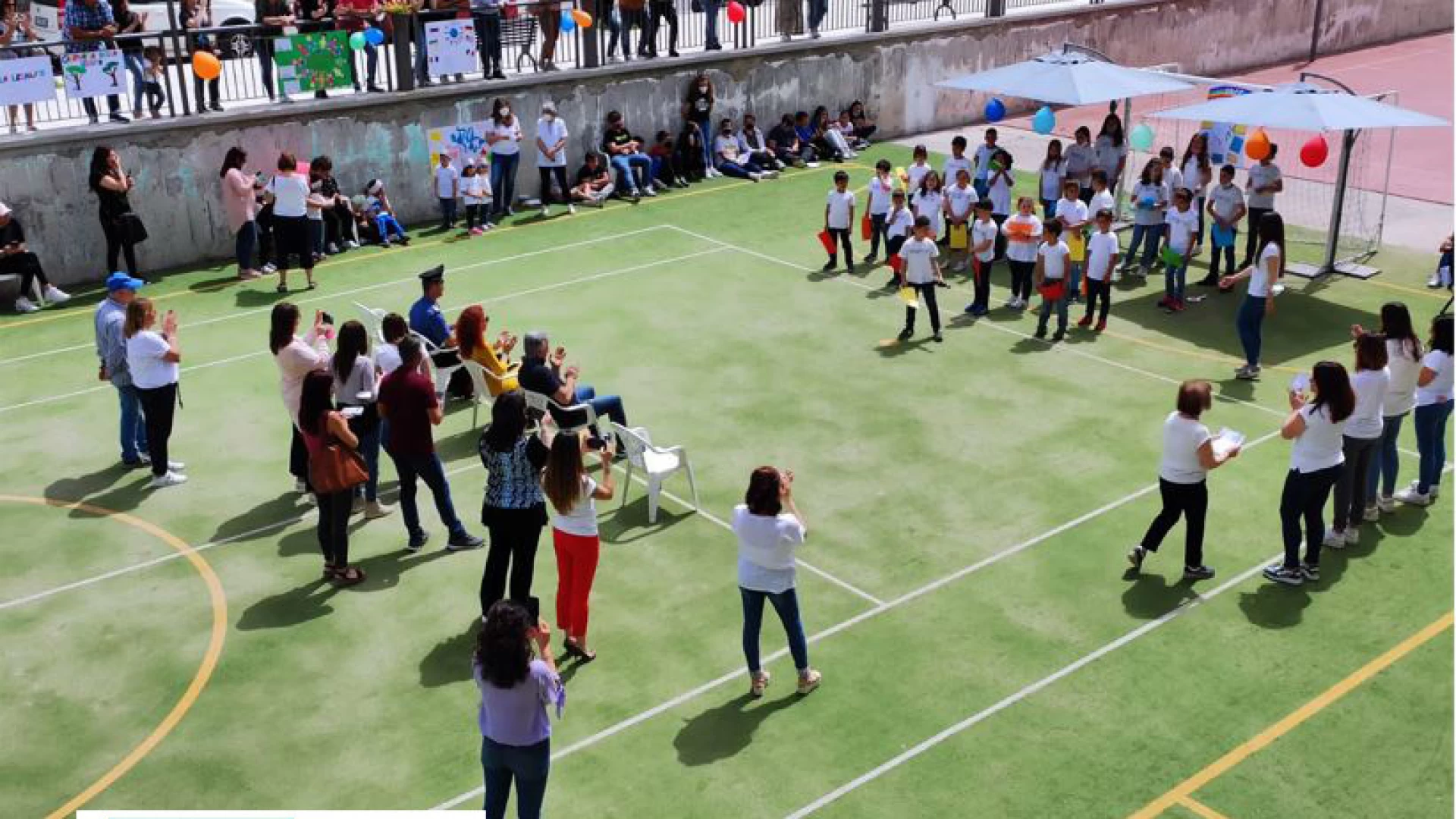Rionero Sannitico: gli studenti festeggiano la fine dell’anno scolastico tra balli, canti ed un accorato appello alla pace nel Mondo.