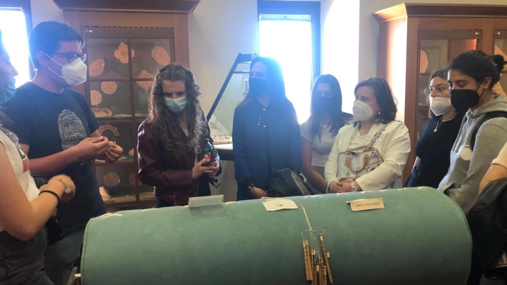 Gli studenti dell'Isis Fermi-Mattei di Isernia imparano l'arte del Tombolo
