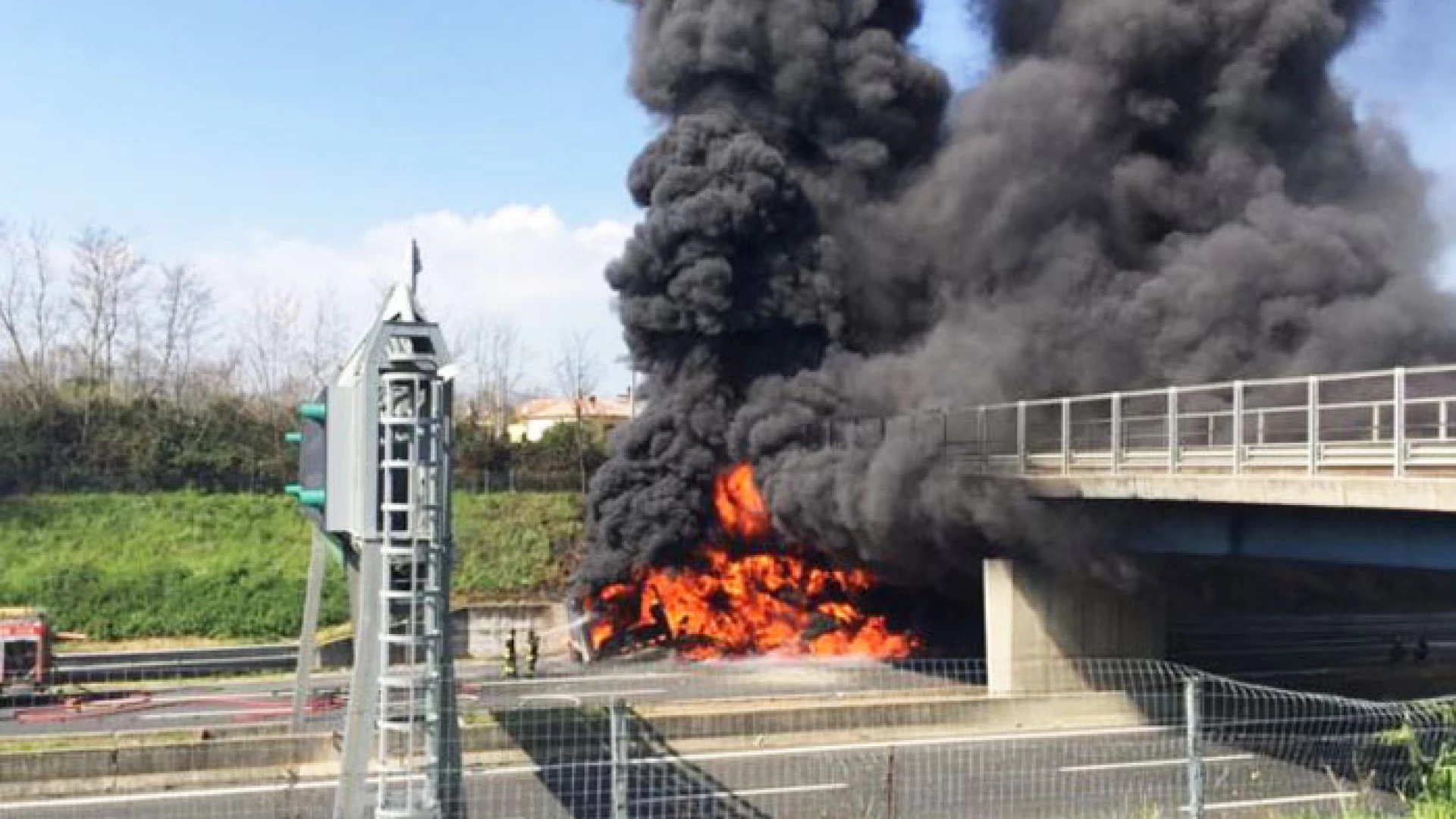 Caianello: sabato notte chiuso il tratto autostradale Caianello-Capua. La comunicazione di Autostrade per l’Italia.  Verrà demolito il cavalcavia andato in fiamme.