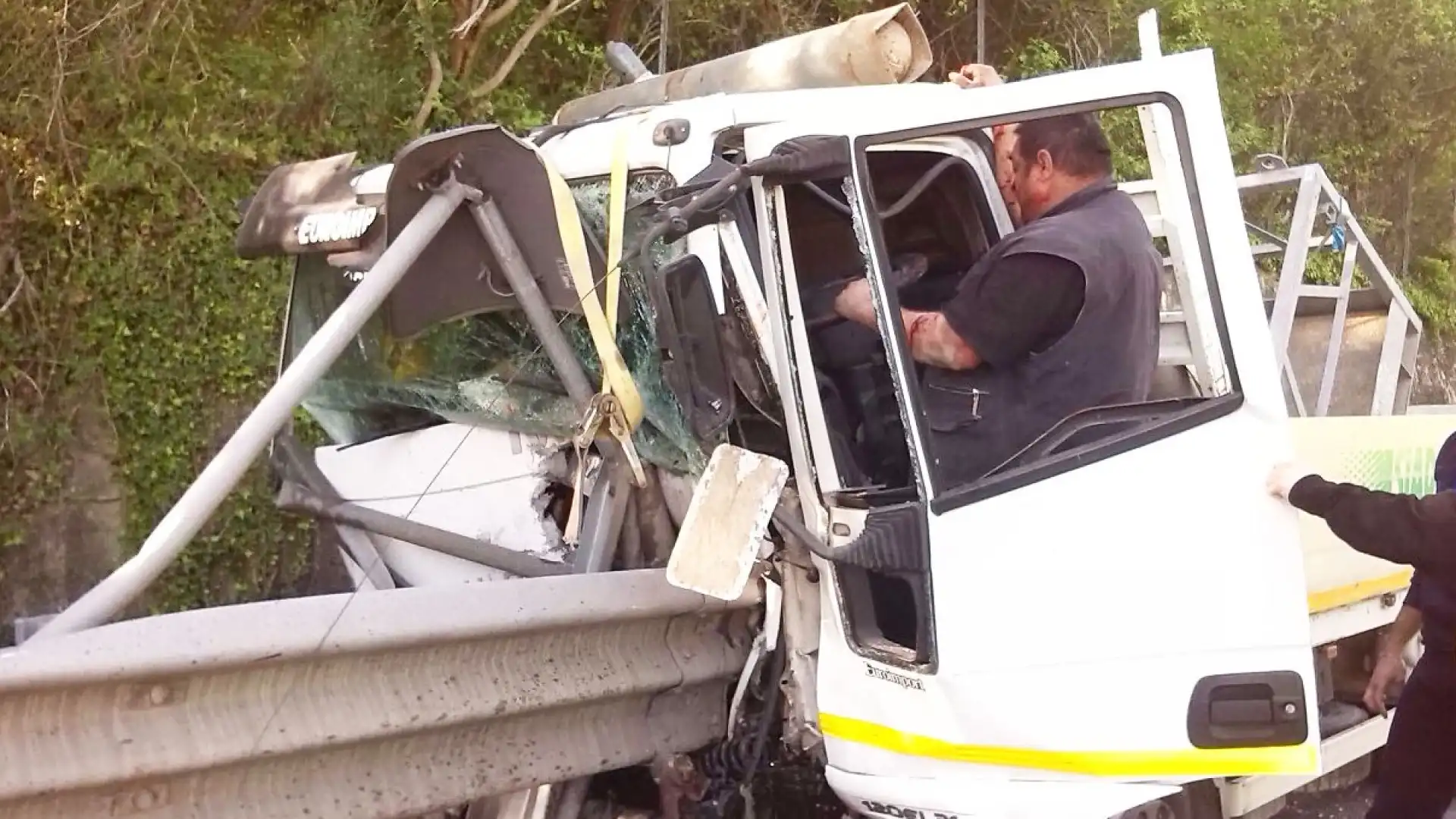 Isernia: camioncino si schianta contro il paracarro all’altezza di Isernia Sud. Trasportava bombole di ossigeno. L’autista esce illeso dalla cabina dopo il botto terrificante.