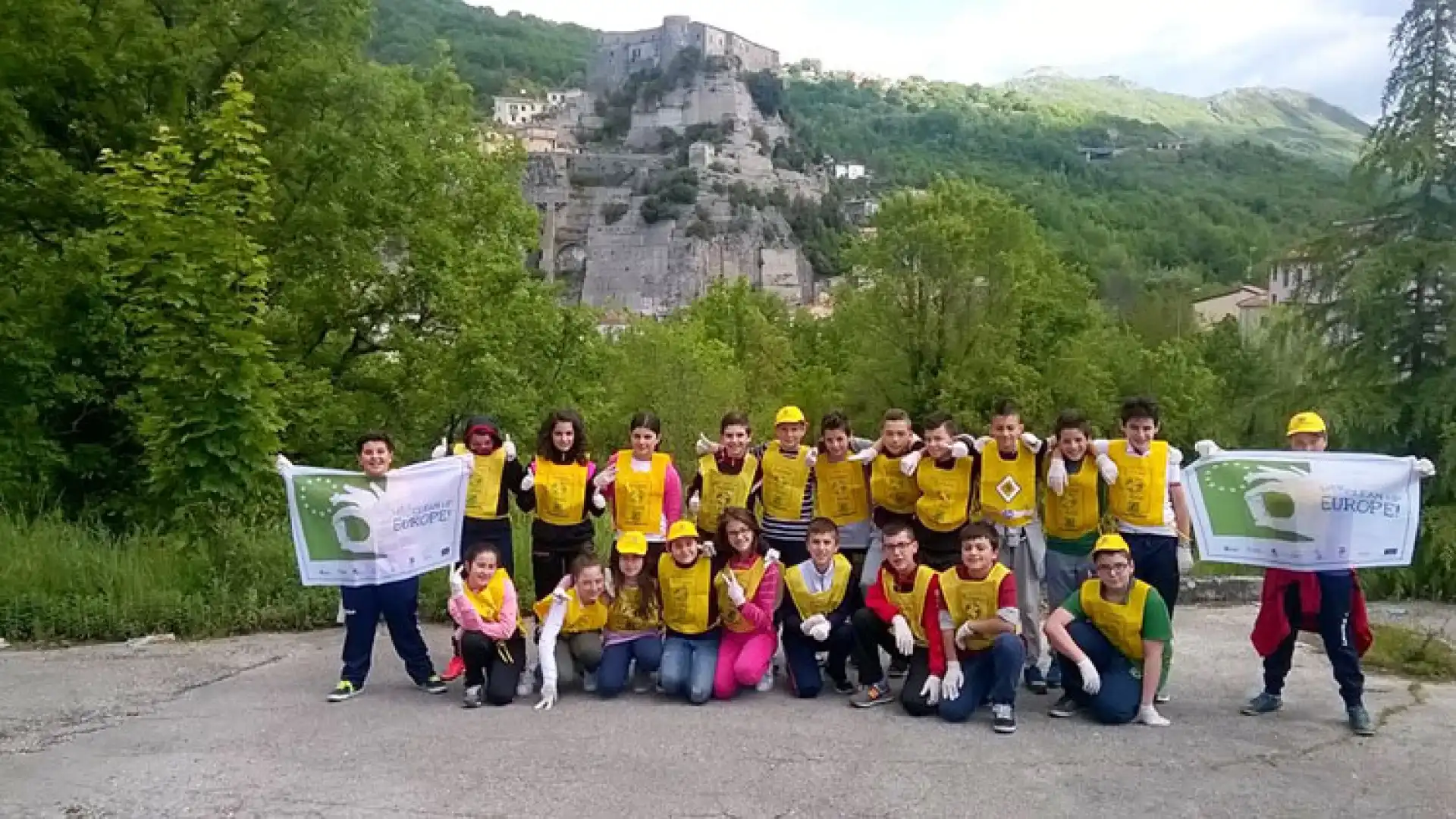 Cerro al Volturno: “Ricicliamo” Cerro, i bambini della scuola media ripuliscono dai rifiuti le vie del paese.