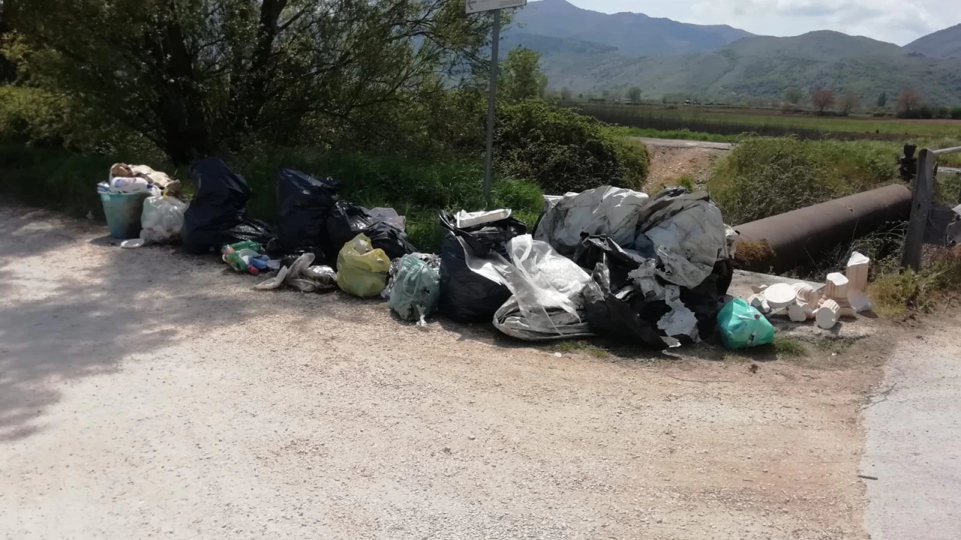 Venafro: volontari ripuliscono il fondale del fiume San Bartolomeo dai rifiuti e chiedono maggiore controllo all’Amministrazione Comunale.