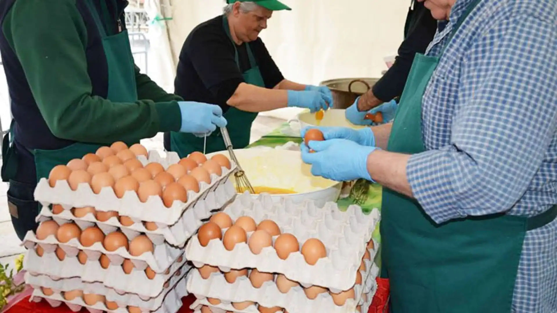 Montaquila: è tutto pronto in paese per la preparazione della mega frittata da 1.435uova. Due giorni da vivere con la sagra della Frittata.