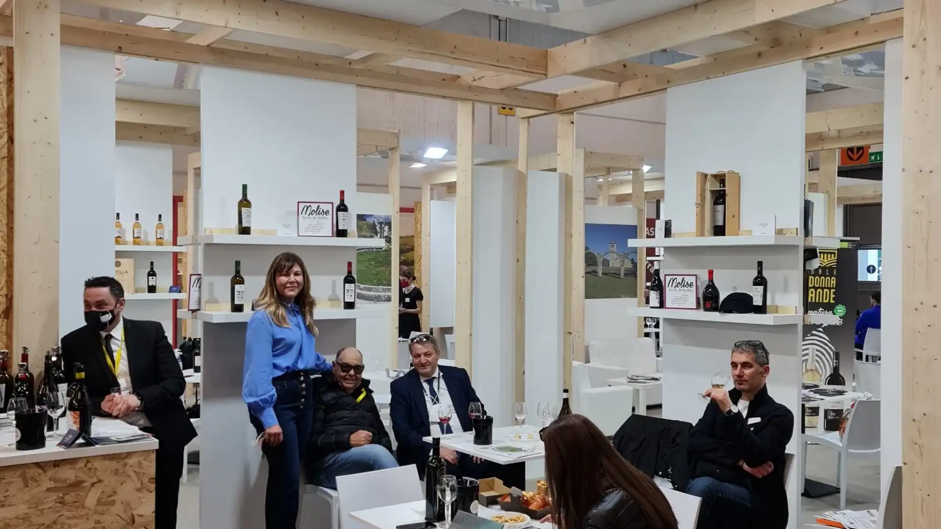 Vinitaly, il presidente della Provincia di Campobasso Francesco Roberti in visita al padiglione del Molise.