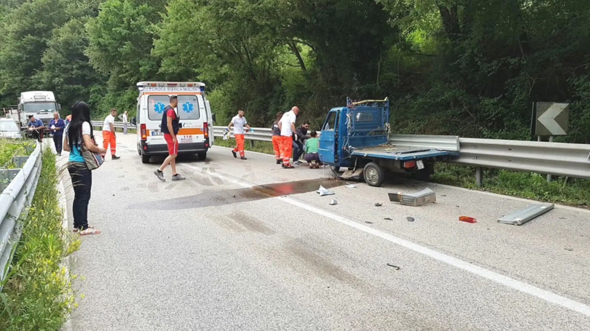 Montaquila-Colli a Volturno: scontro violento tra due mezzi. Sul posto Vigili del Fuoco e sanitari. Auto e Ape Cross impattano.