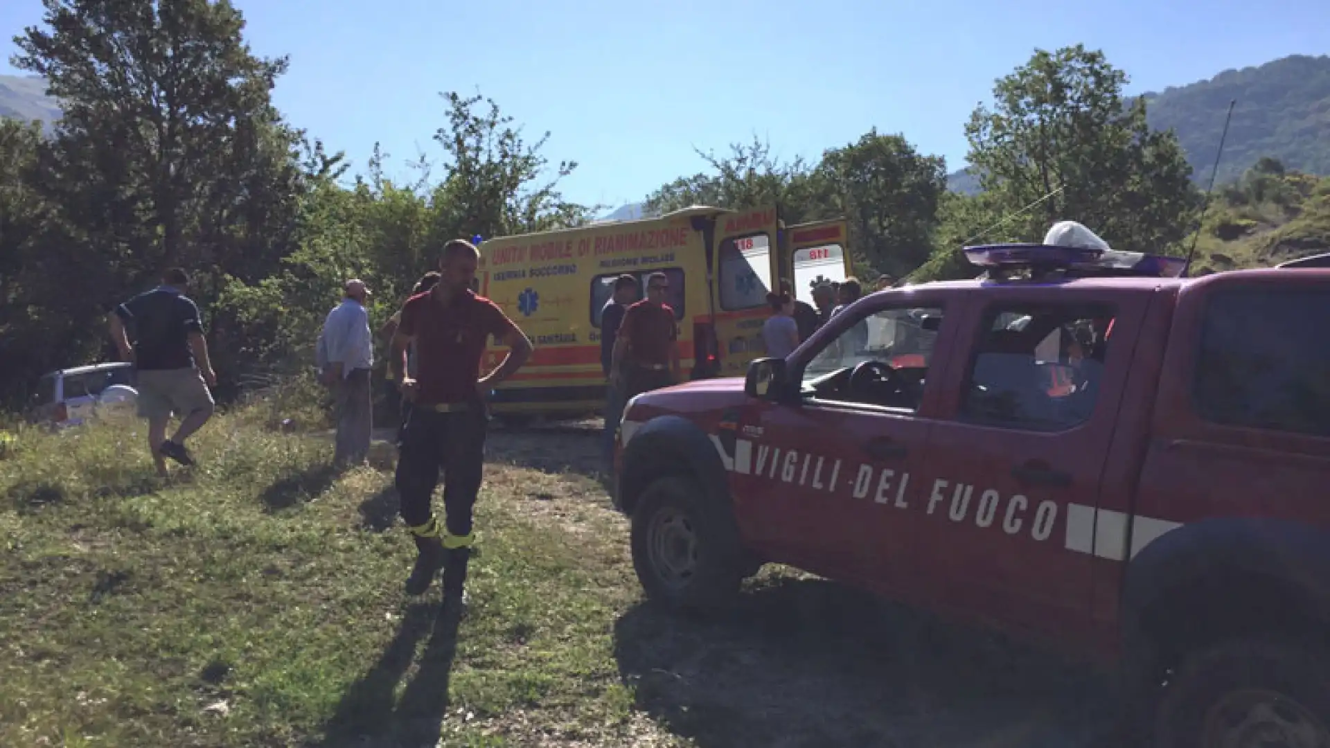 Castelpizzuto: i Vigili del Fuoco recuperano boscaiolo rimasto incastrato sotto una pianta.