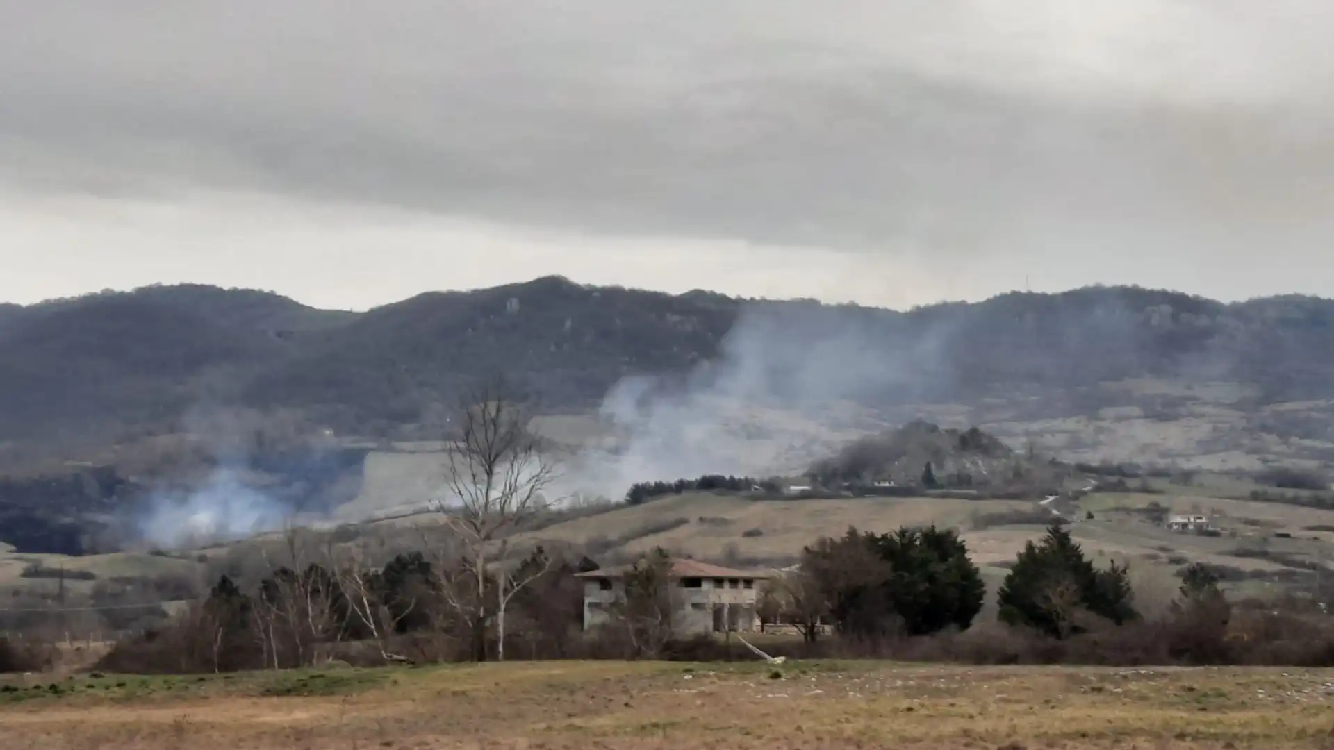 Castel Di Sangro: incendio fuori dal centro abitato. Fiamme domate da Vigili del Fuoco e Protezione Civile