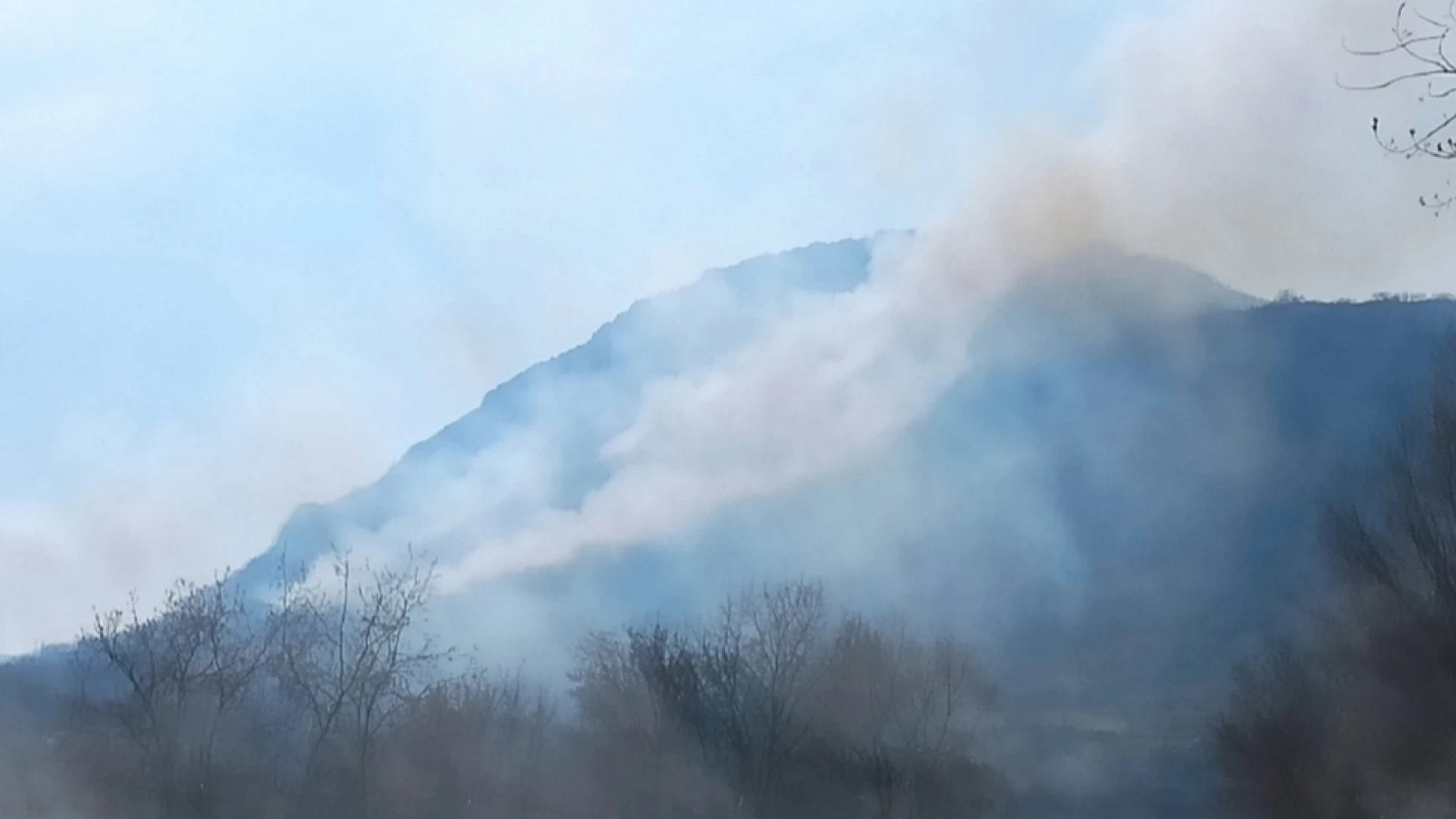 Cerro al Volturno: vasto incendio sulle montagne tra San Vittorino e Foci. Fiamme visibili dalla statale.