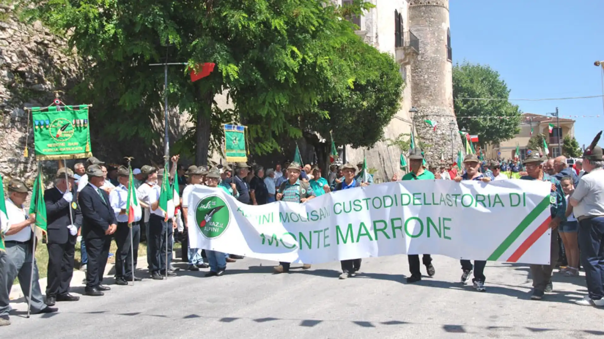 Fornelli : un mare di “penne nere” invade il paese. Concluso con successo il raduno sezionale degli alpini.