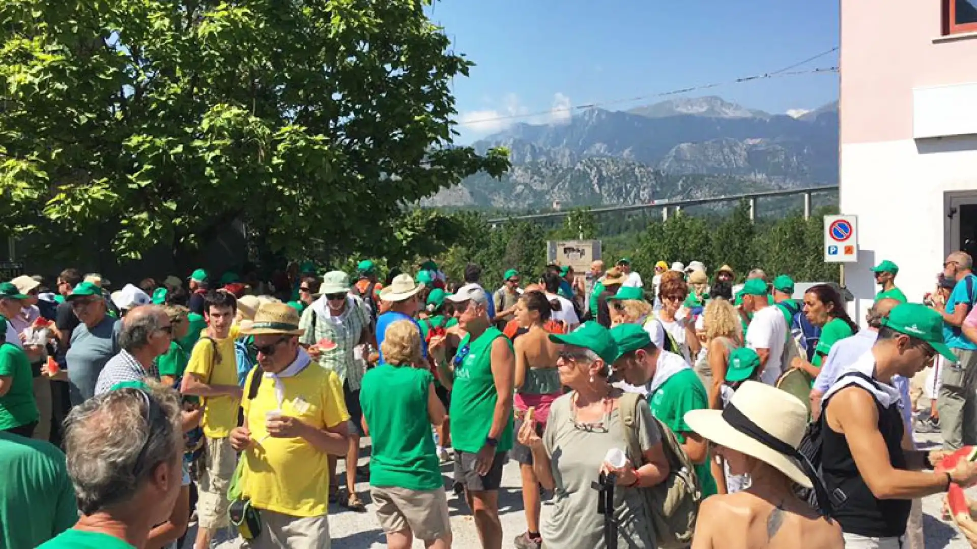 Cerro al Volturno: la prima tappa di Cammina Molise suscita interesse. Una marea colorata di camminatori ha invaso il centro storico del paese.