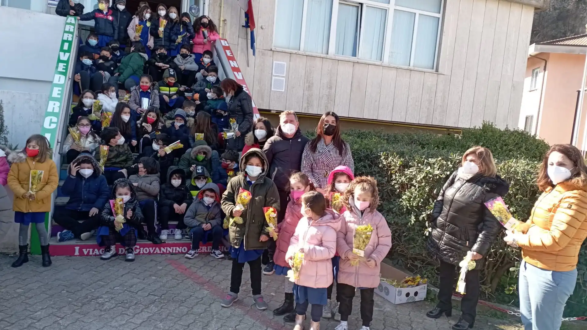 Sesto Campano: il comune dona mimose alle giovani studentesse e agli ospiti della casa di riposo. Il sindaco Macari: “Simbolo di educazione e rispetto altrui”.