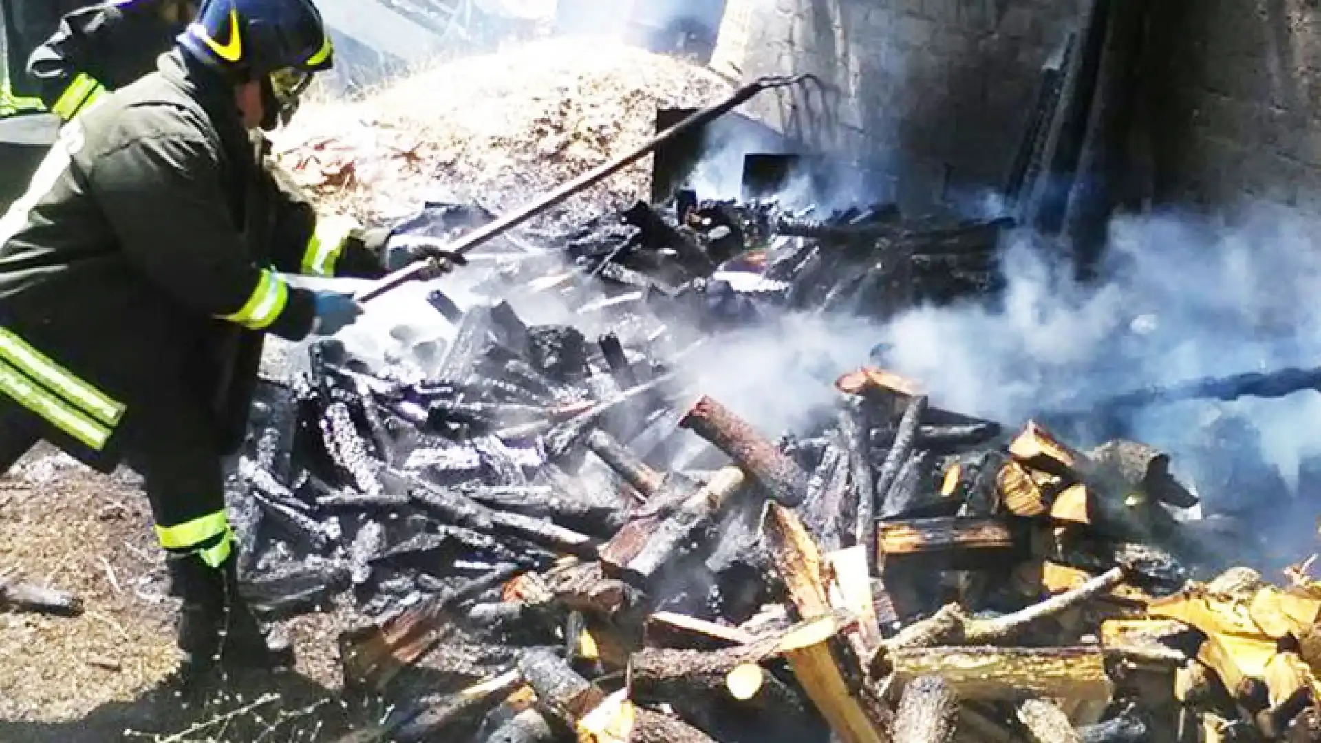 Sesto Campano: a fuoco catasta di legna a Roccapipirozzi. Fiamme altissime dileguatesi in zona. L’intervento dei Vigili del Fuoco volontari di Venafro.