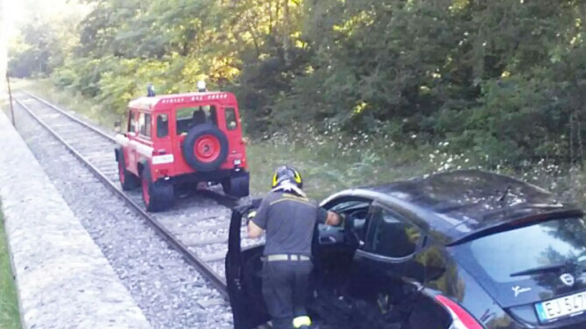 San Pietro Avellana-Ateleta: auto finisce sui binari della ferrovia dismessa. Il conducente salvo per miracolo.