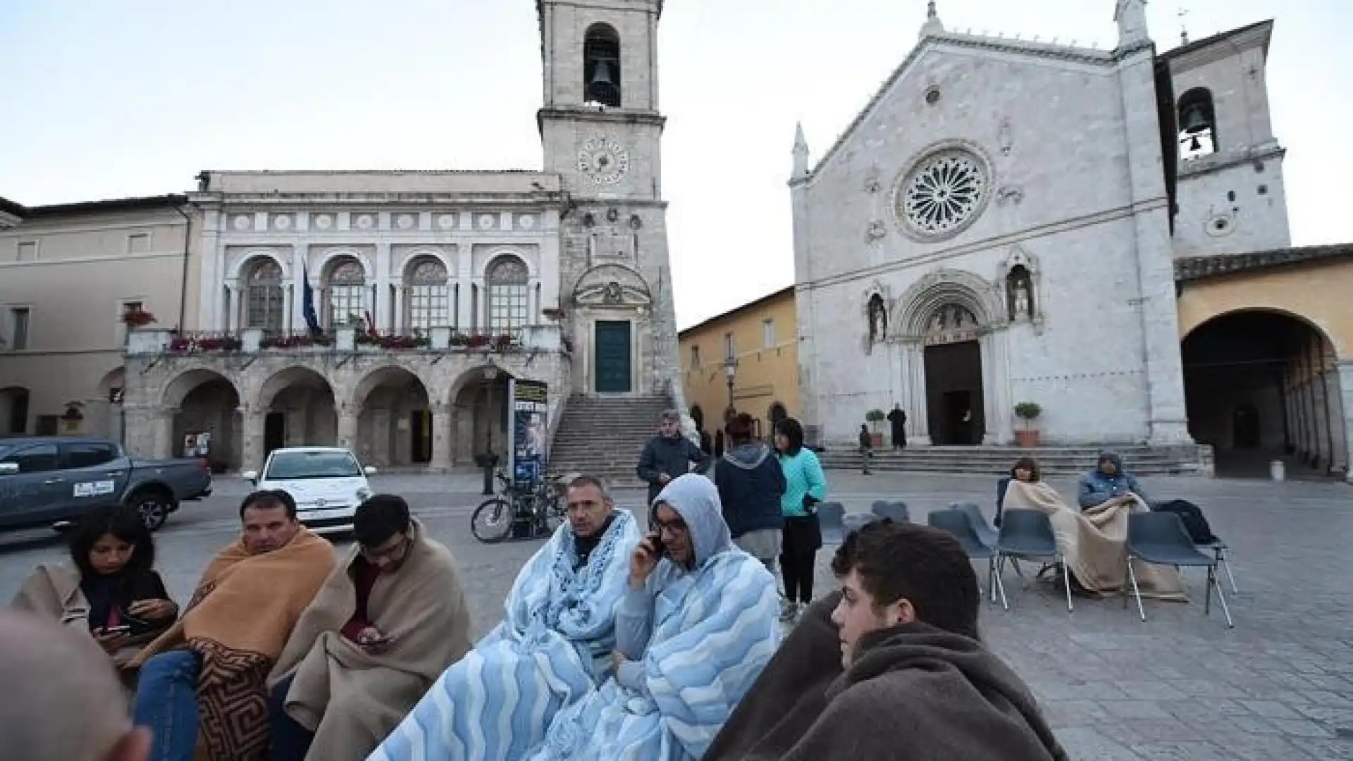 "La nostra casa ballava, siamo riusciti a fuggire in tempo". La testimonianza di una collese residente a Norcia.