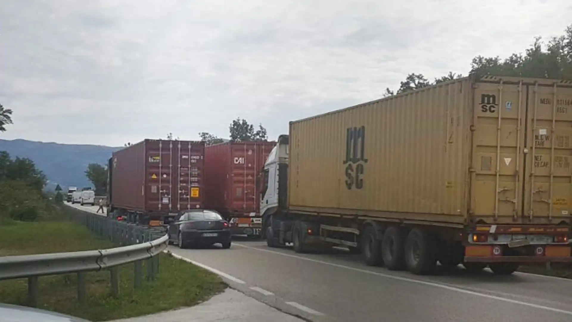 Statale 158 “Valle del Volturno”, momenti di paura e panico per un autotrasportatore. Il suo mezzo va in panne e inizia a perdere fumo. Traffico in tit.