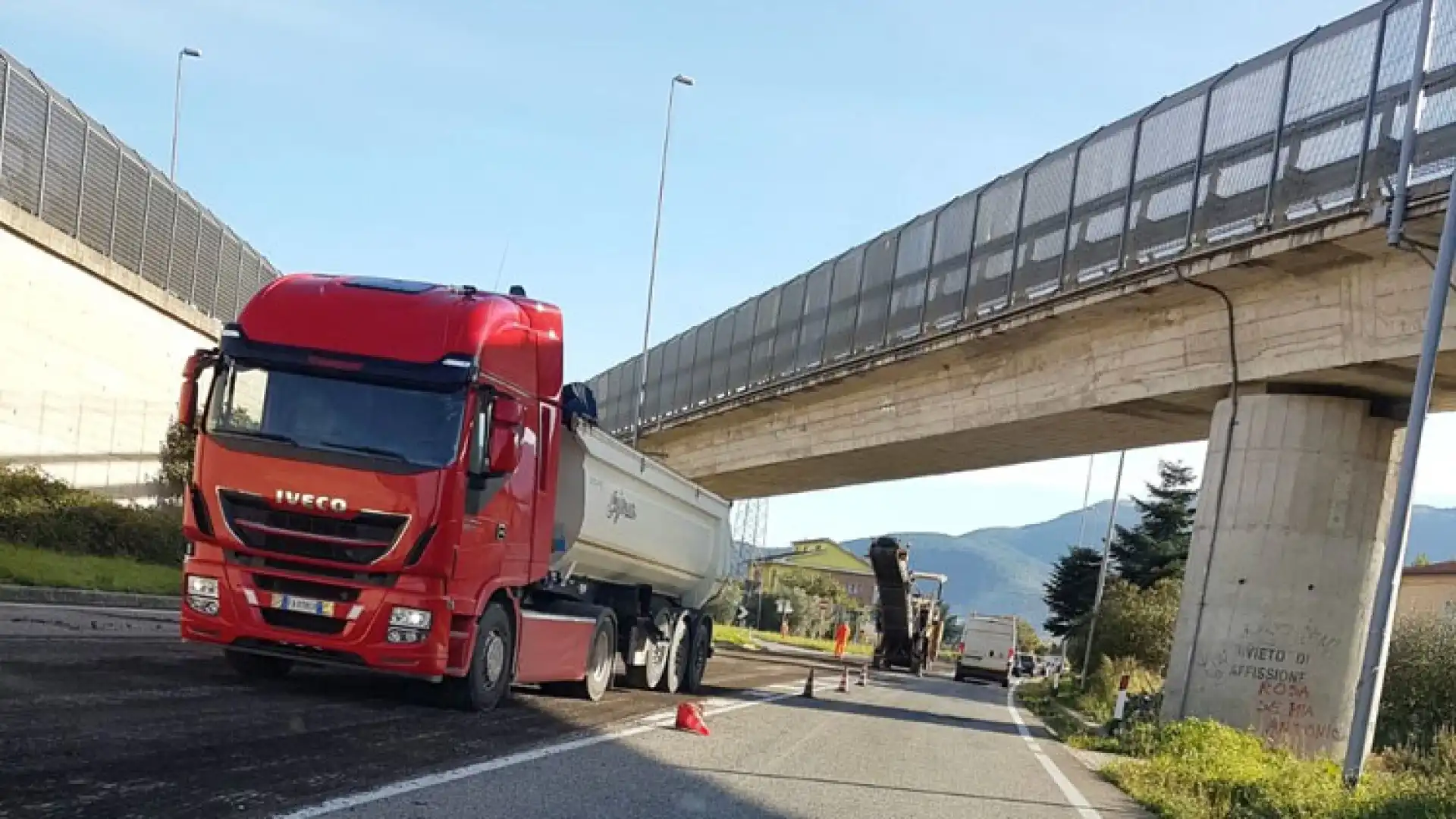 Caos del lunedì mattina sulla statale 85 Venafrana. Lunghe code di auto e mezzi pesanti a causa dei lavori del rifacimento del manto stradale.