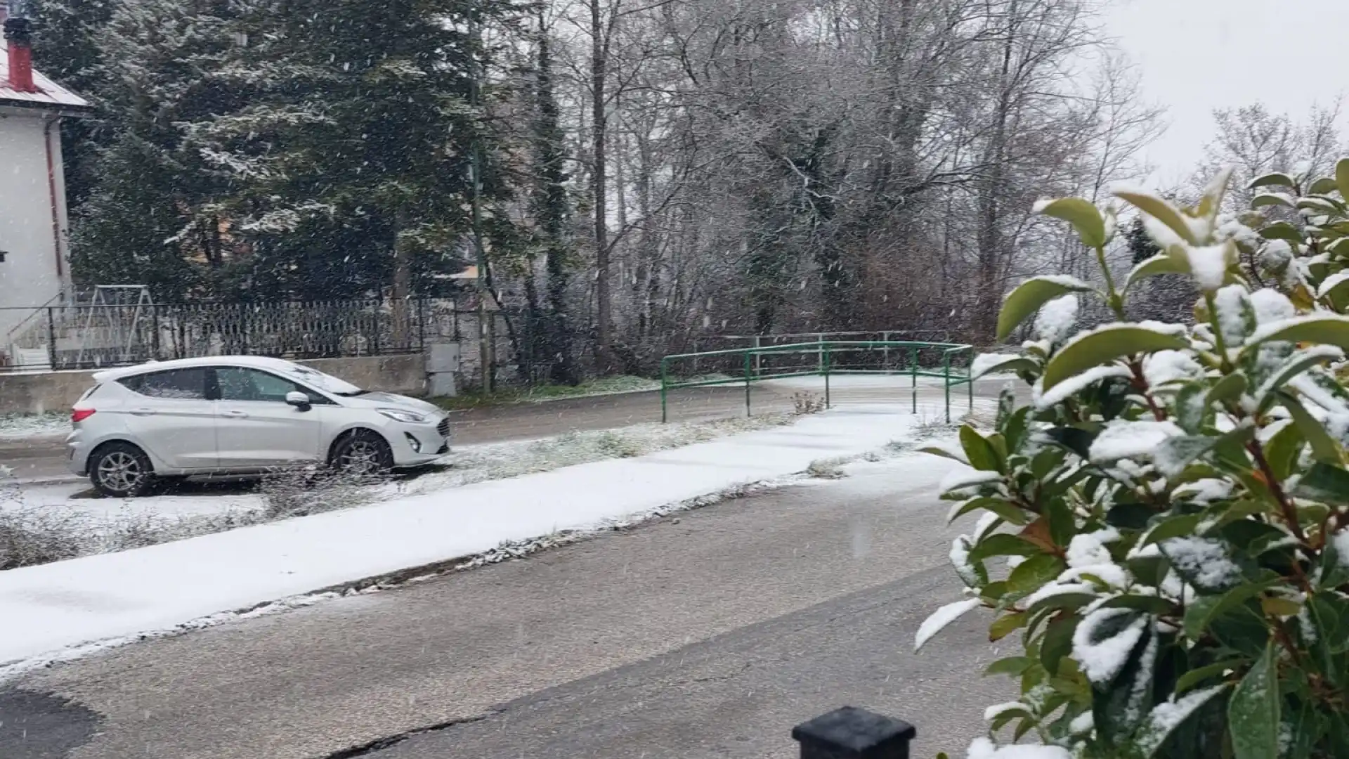 Alto Molise, Alto Volturno e Alto Sangro. Le neve inizia a scendere anche a basse quote. Perturbazione che durerà fino alla serata di lunedì.