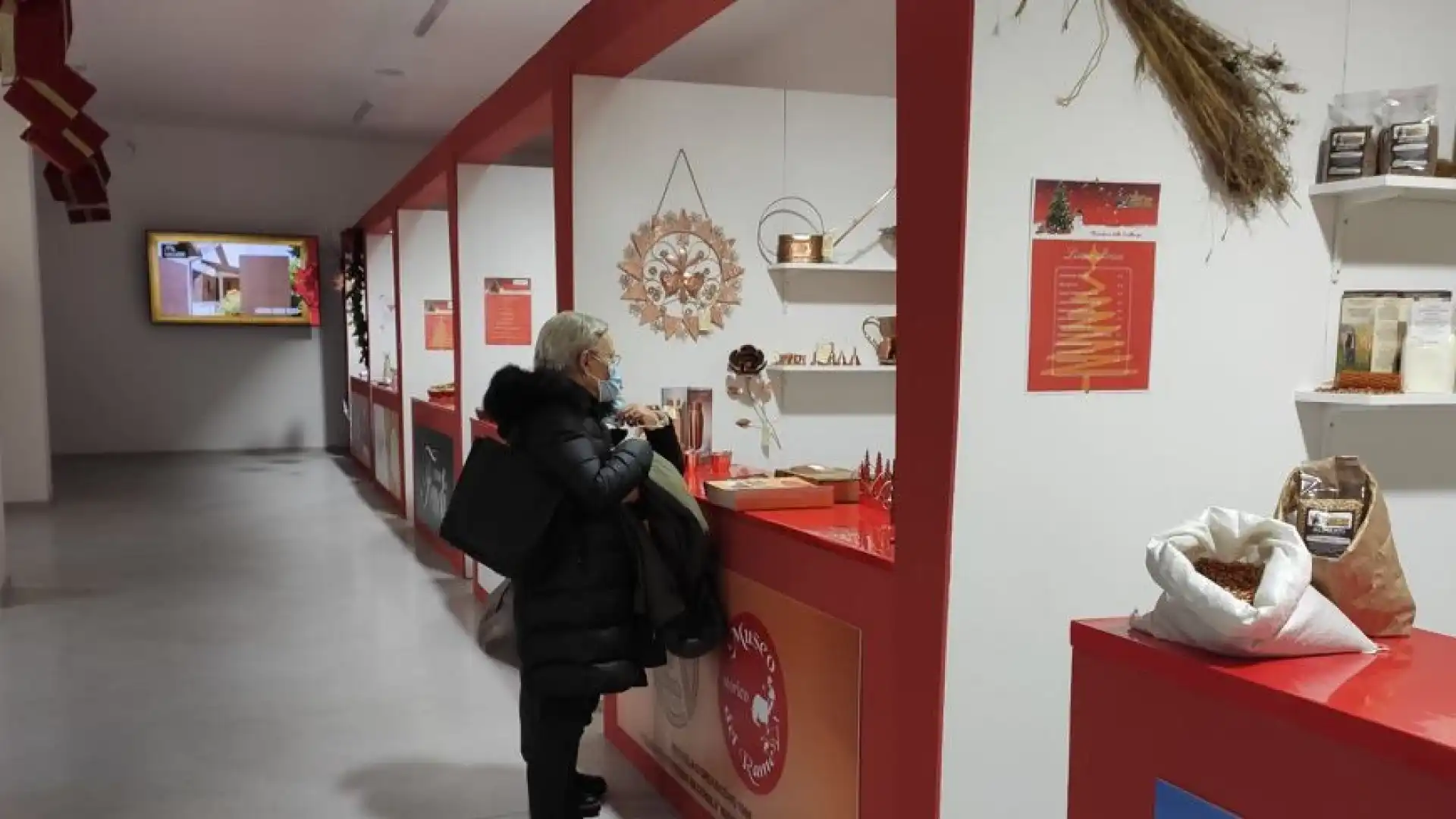 Castel Di Sangro: parte il Natale delle Eccellenze. In piazza Plebiscito aperto al pubblico il mercatino natalizio.