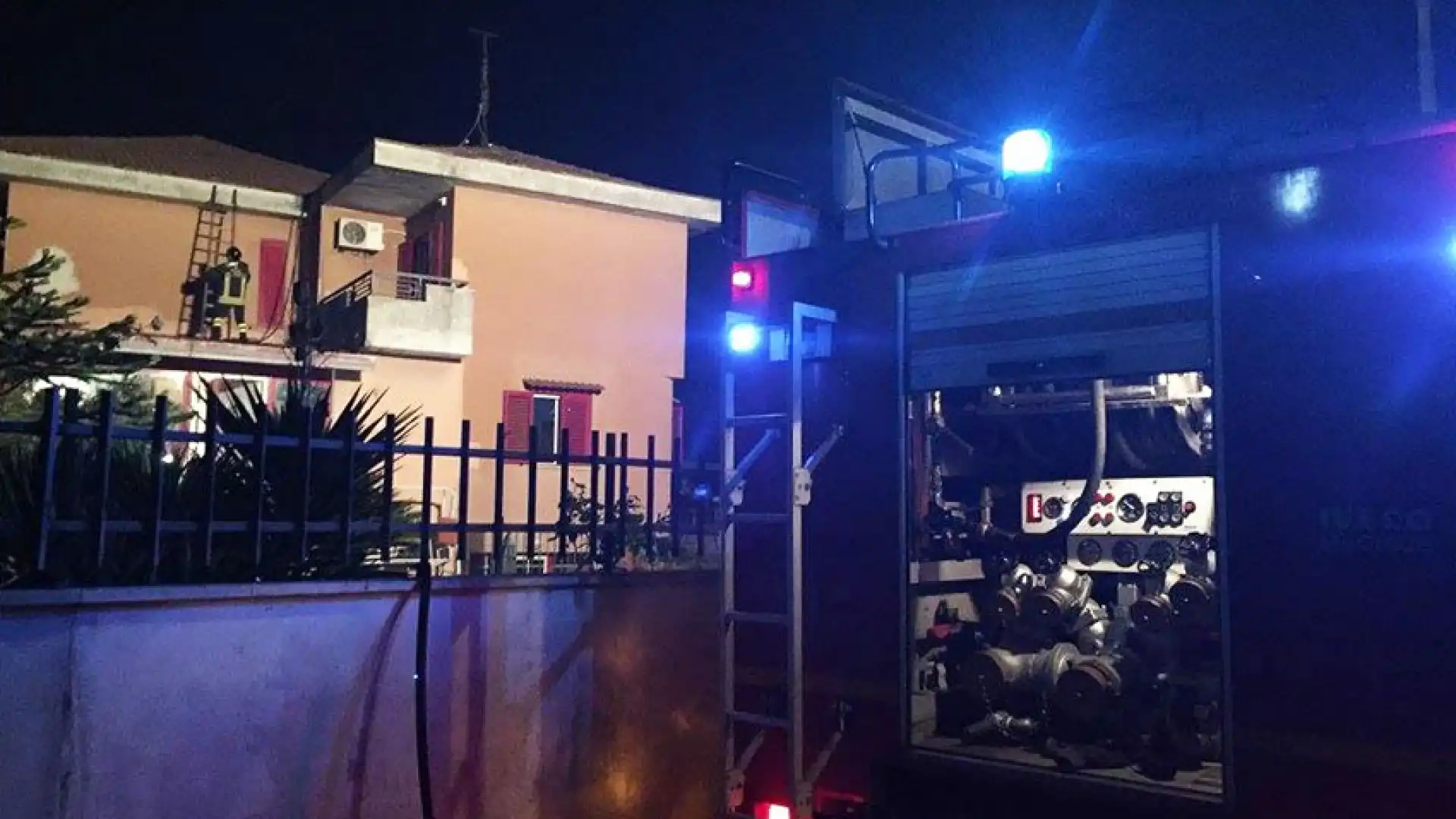 Venafro: incendio all’interno di un appartamento. Va a fuoco un camino. Provvidenziale l’intervento dei Vigili del Fuoco volontari.