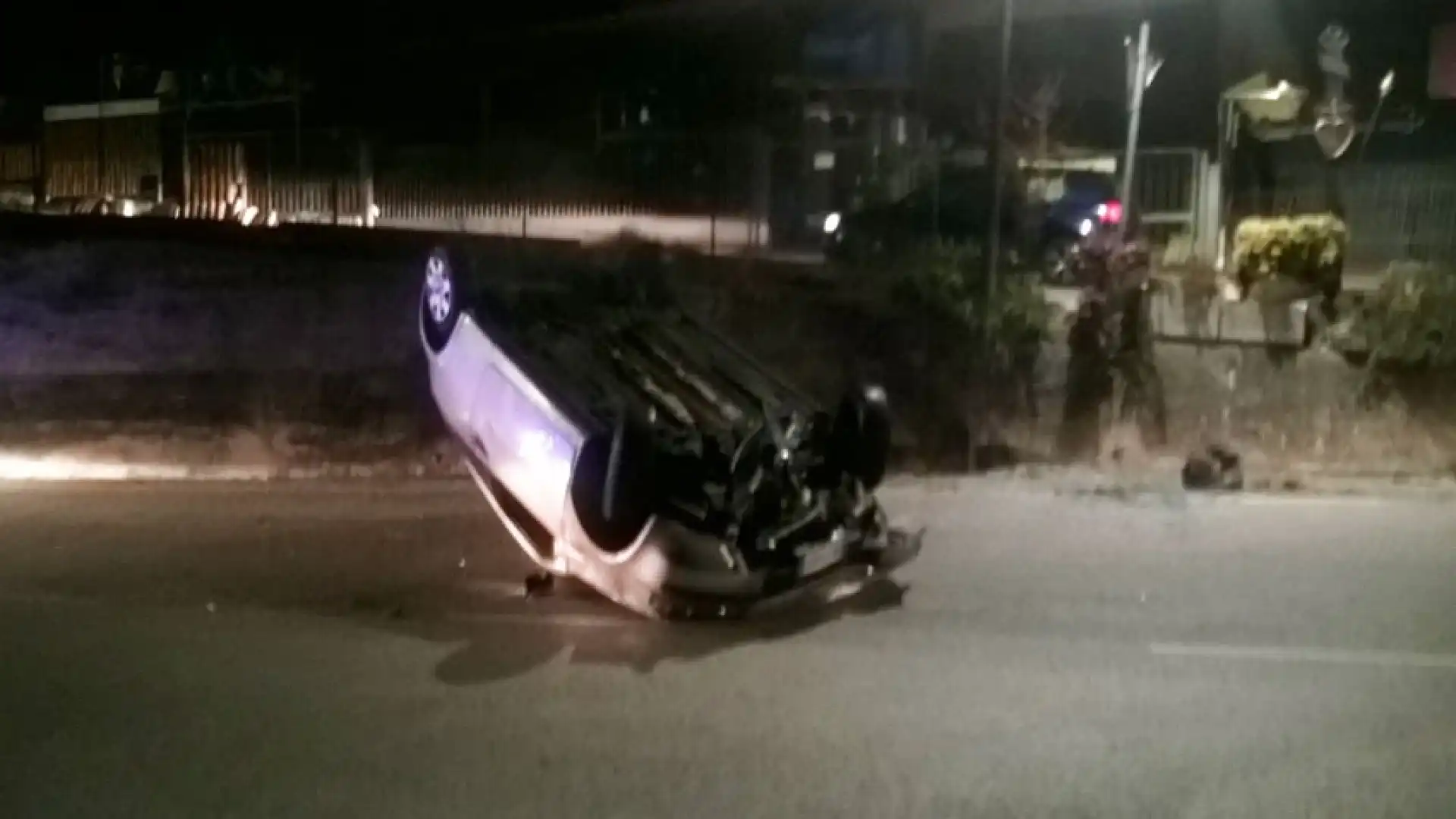 Colli a Volturno: pauroso incidente in pieno centro cittadino. Giovane automobilista del posto si ribalta con la sua autovettura e fa carambola con altro mezzo.