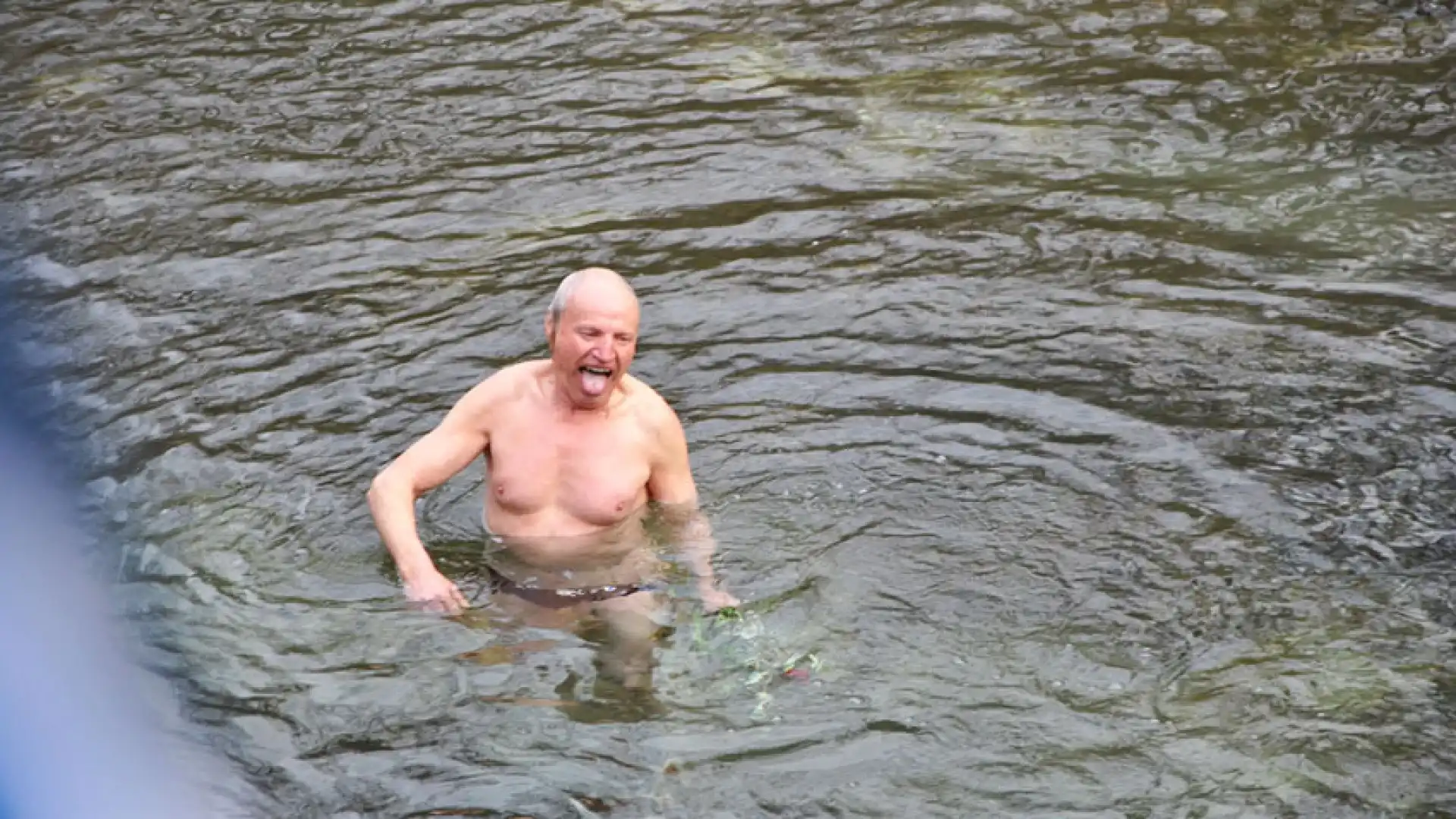 Colli a Volturno: il tuffo propiziatorio di Gaetano Di Carlo. Il fiume Volturno apre il 2017.