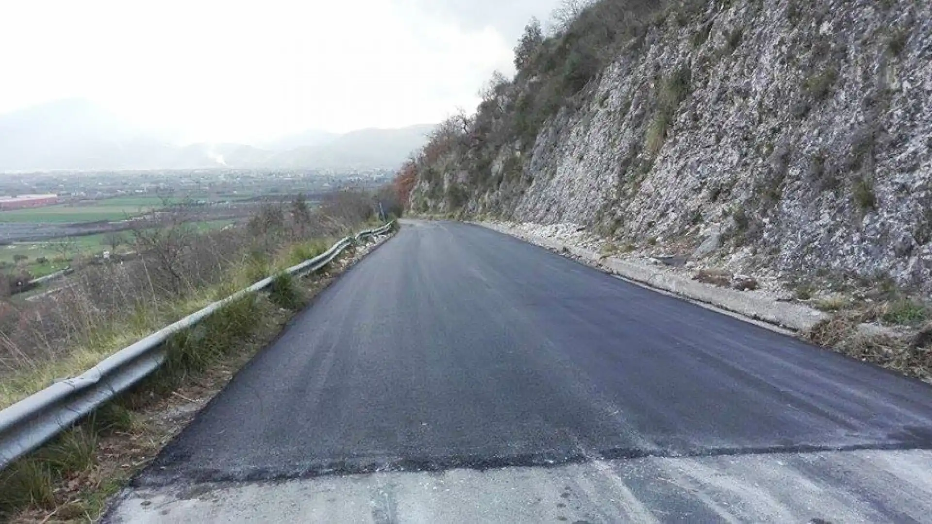 Cerro al Volturno: masso pericolante sulla strada che collega Cerro al Volturno alle frazioni e ad Acquaviva. Vigili del Fuoco sul posto per sopralluogo.