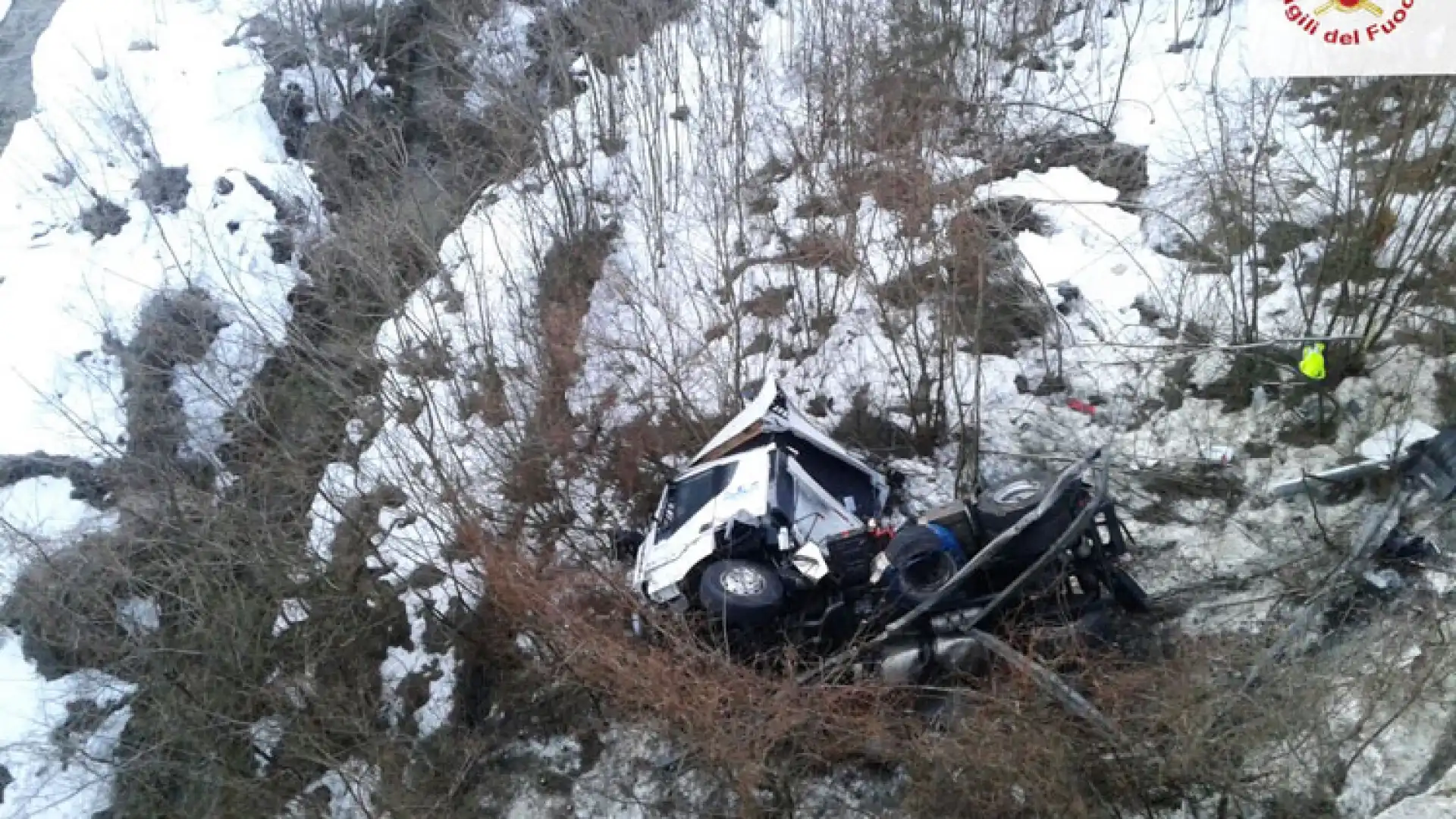 Pescolanciano: gravissimo incidente sulla Trignina. Tir precipita dal viadotto, miracolato il conducente del mezzo.