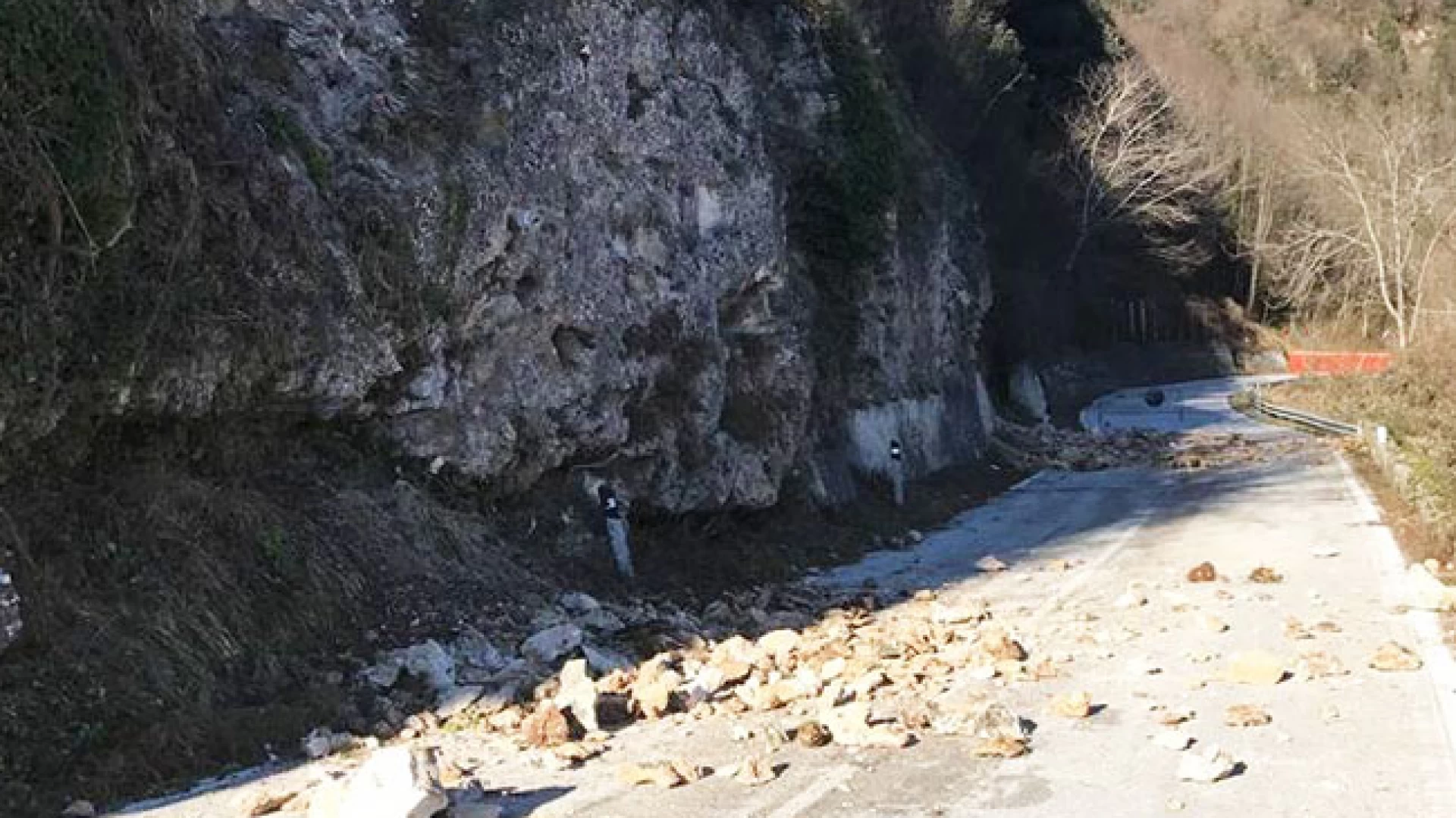 Cerro al Volturno: strada provinciale 33 continuano i lavori di messa in sicurezza. Mercoledì l’arteria potrebbe essere riaperta.