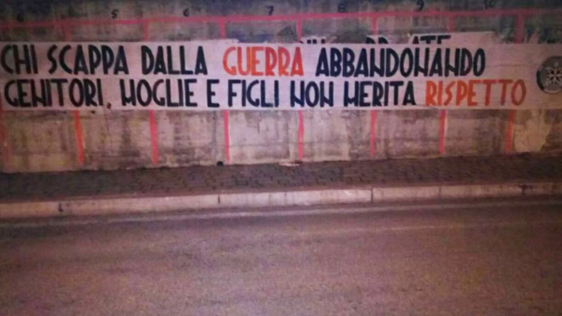 Immigrati: ‘chi scappa dalla guerra non merita rispetto’, striscioni ‘choc’ di CasaPound in 100 città italiane