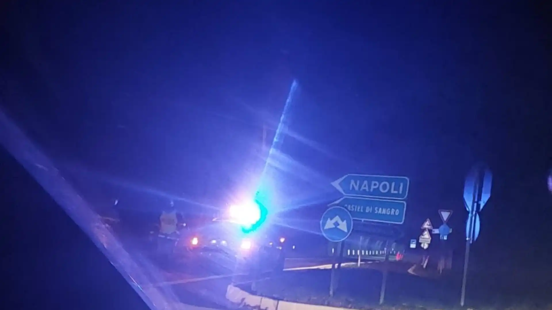 Statale 17, brutto incidente all'altezza di Roccaraso. Auto carbonizzata e circolazione chiusa al traffico.