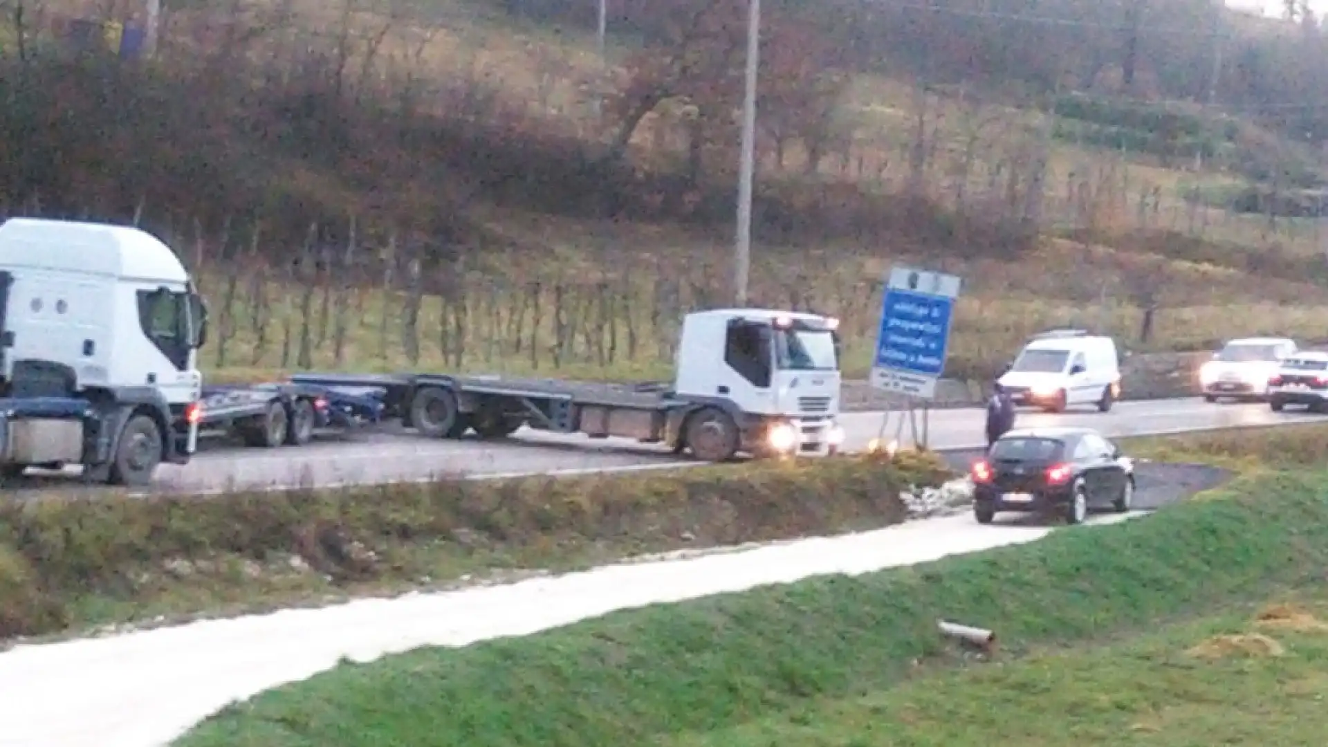 Colli a Volturno: momenti di panico sulla statale 158. Bisarca perde il controllo e si mette di traverso. Evitata la tragedia