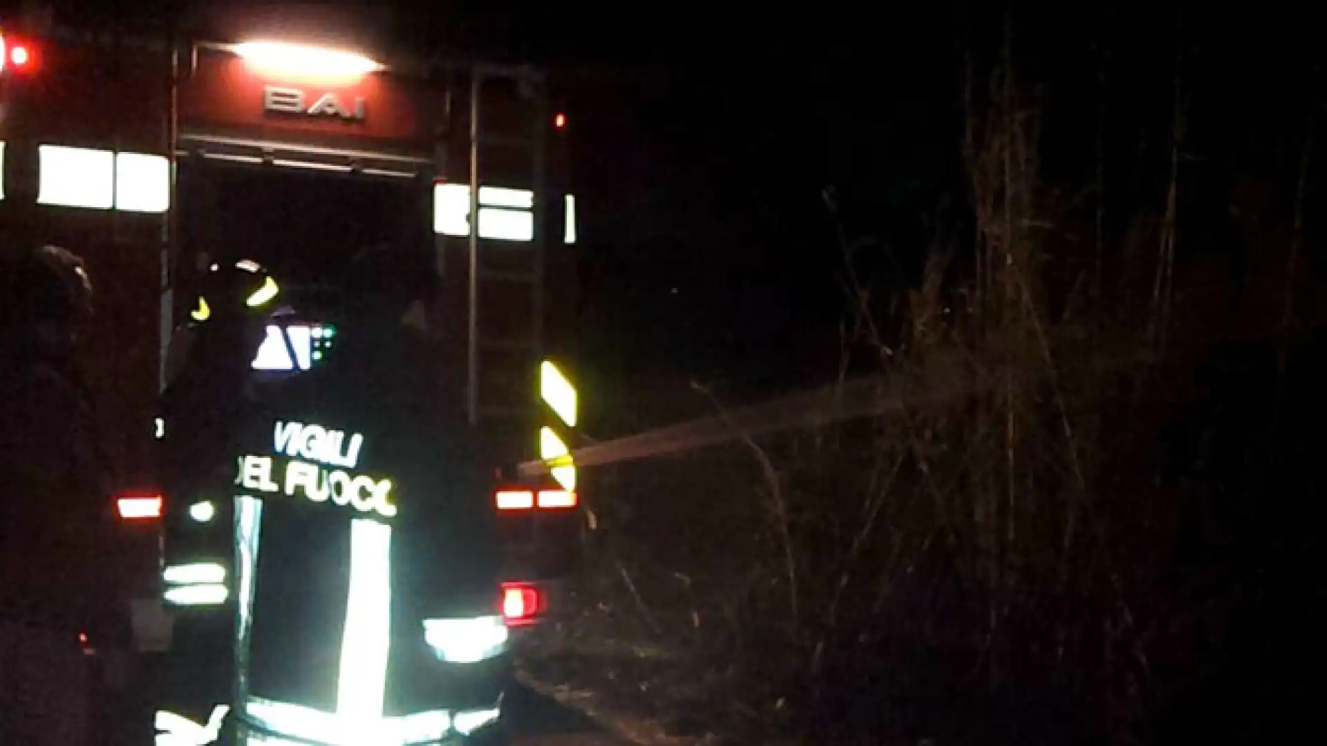 Colli a Volturno: va a fuoco un canneto nella zona di Valle Porcina. Le fiamme nella notte avvolgono la zona agricola del paese.