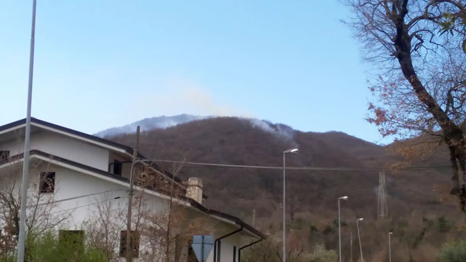 Montaquila: vasto incendio in atto sui monti che circondano il paese. Ancora da chiarire l’origine . Diversi i focolai in una zona impervia.