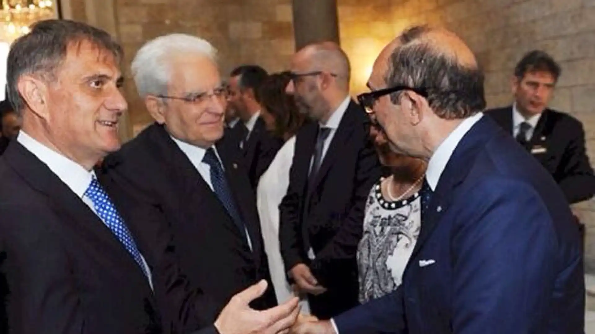 Vincenzo Cotugno dona la campana del Molise al Consiglio regionale della Sicilia. Presente anche il presidente della Repubblica Mattarella.