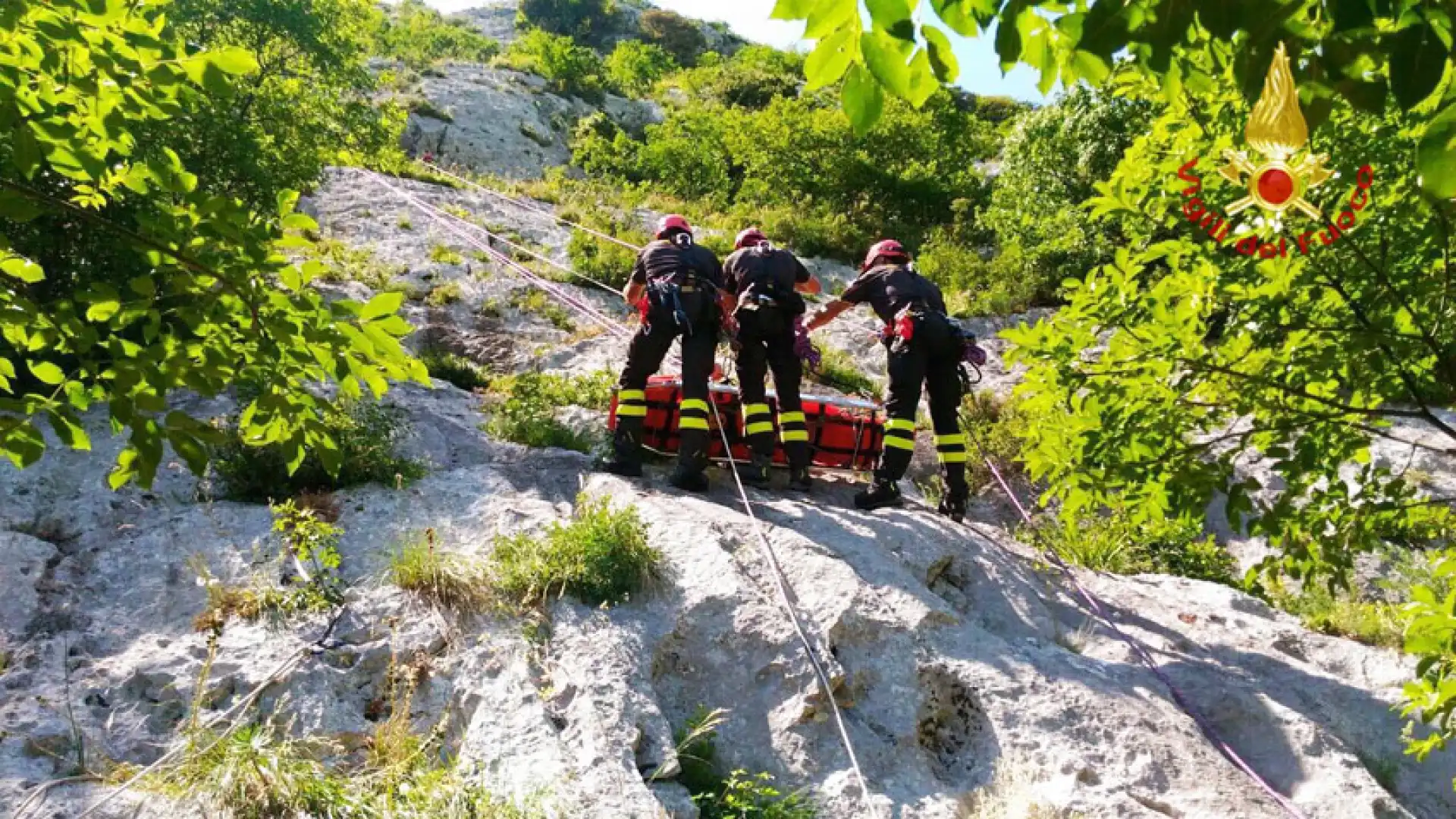 Rocchetta a Volturno: i Vigili del Fuoco si esercitano sulle pareti rocciose per il salvataggio di feriti.