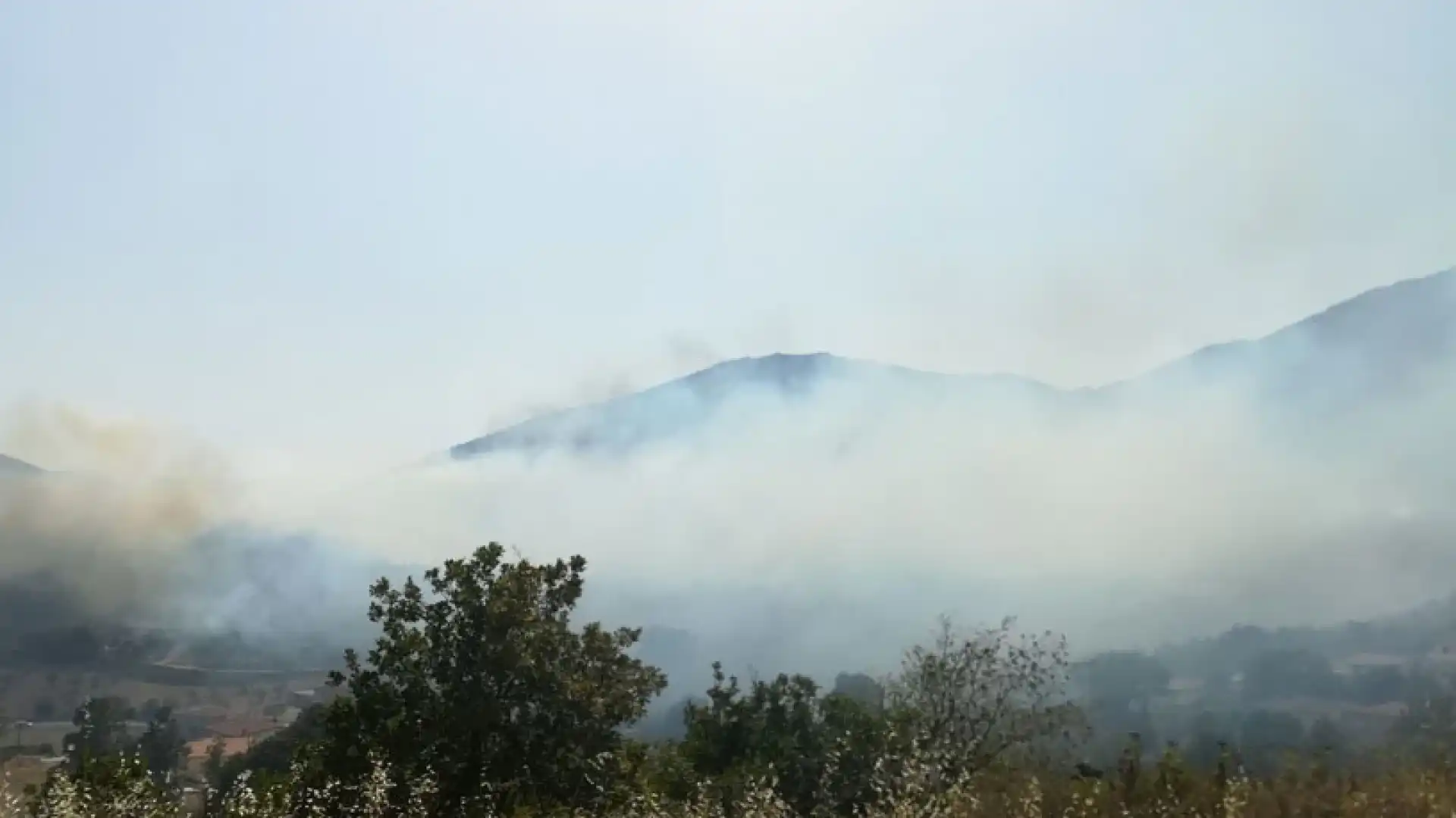 In fiamme mezza Provincia di Isernia. Vigili del Fuoco impegnati su più fronti. Grosso incendio in località Masserie La Corte a Montaquila. Evacuate alcune abitazioni.