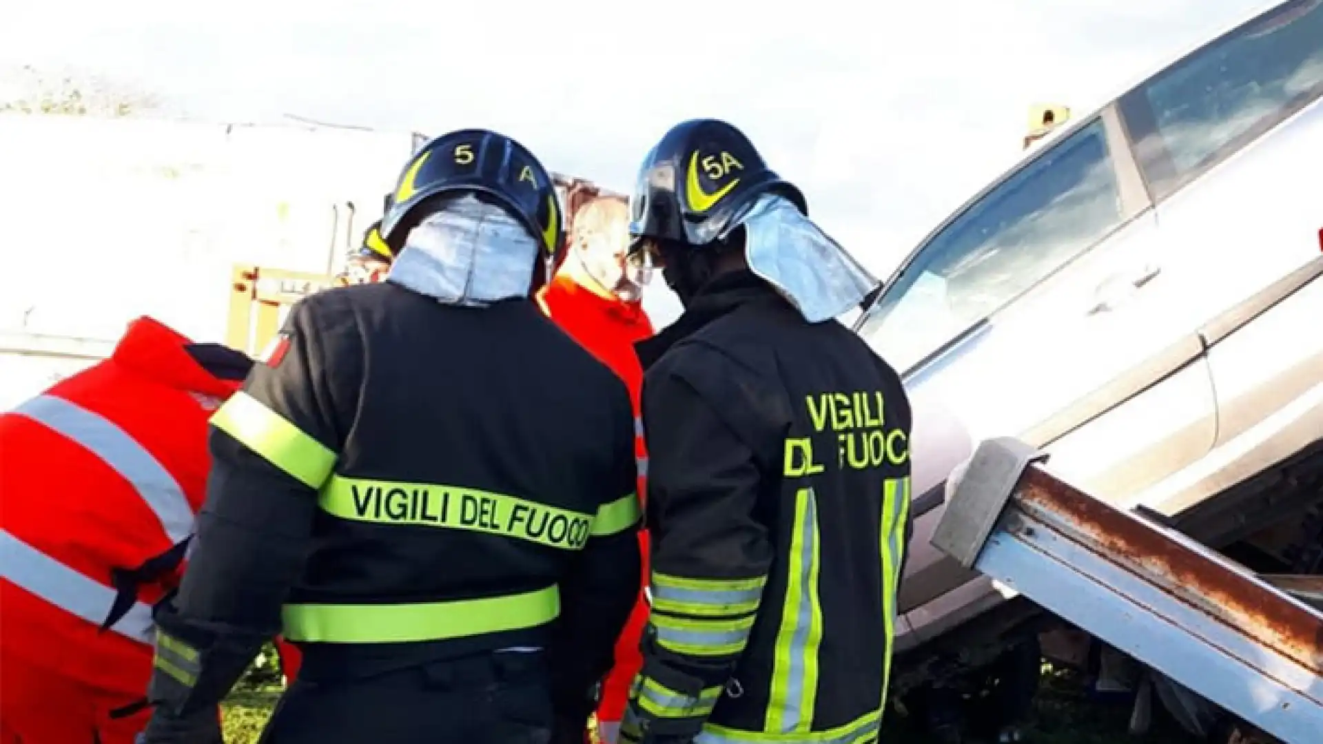 Campobasso: muore schiacciato dal ponte idraulico mentre ripara un auto. Perde la vita operaio di 48 anni.