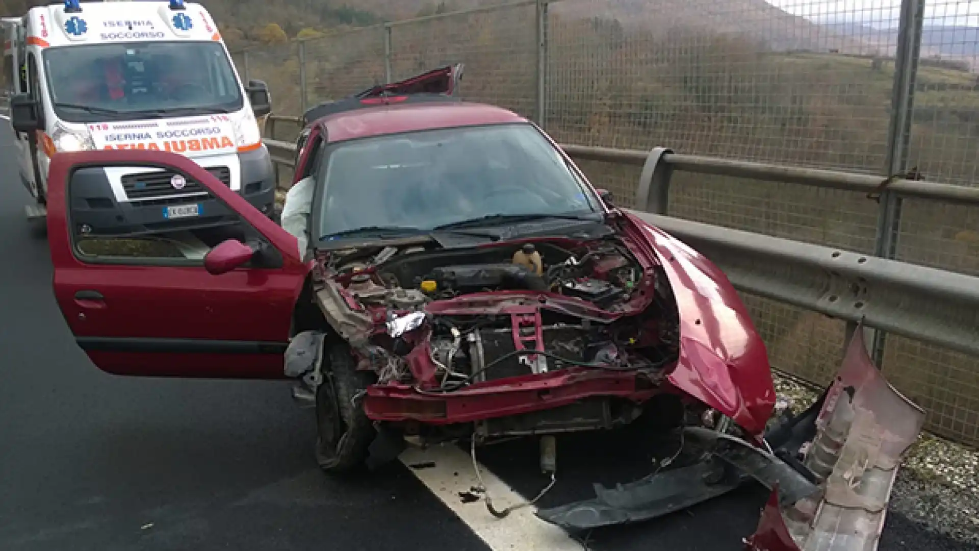 Pescolanciano. Auto finisce fuori strada contro le barriere di protezione. Due i feriti. L’intervento sul Posto dei Vigili del Fuoco di Isernia.