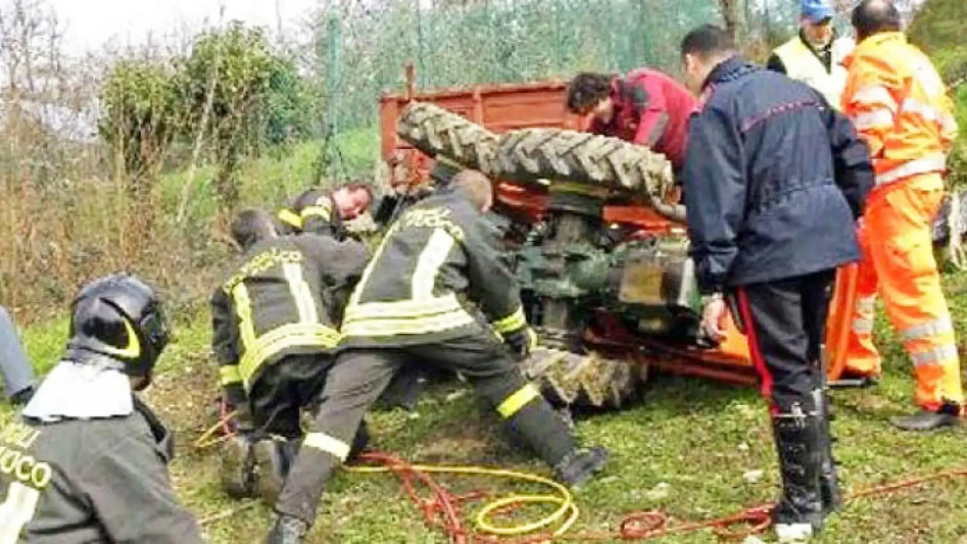 Campobasso: si ribalta col trattore in campagna, perde la vita un 38enne molto conosciuto in città.