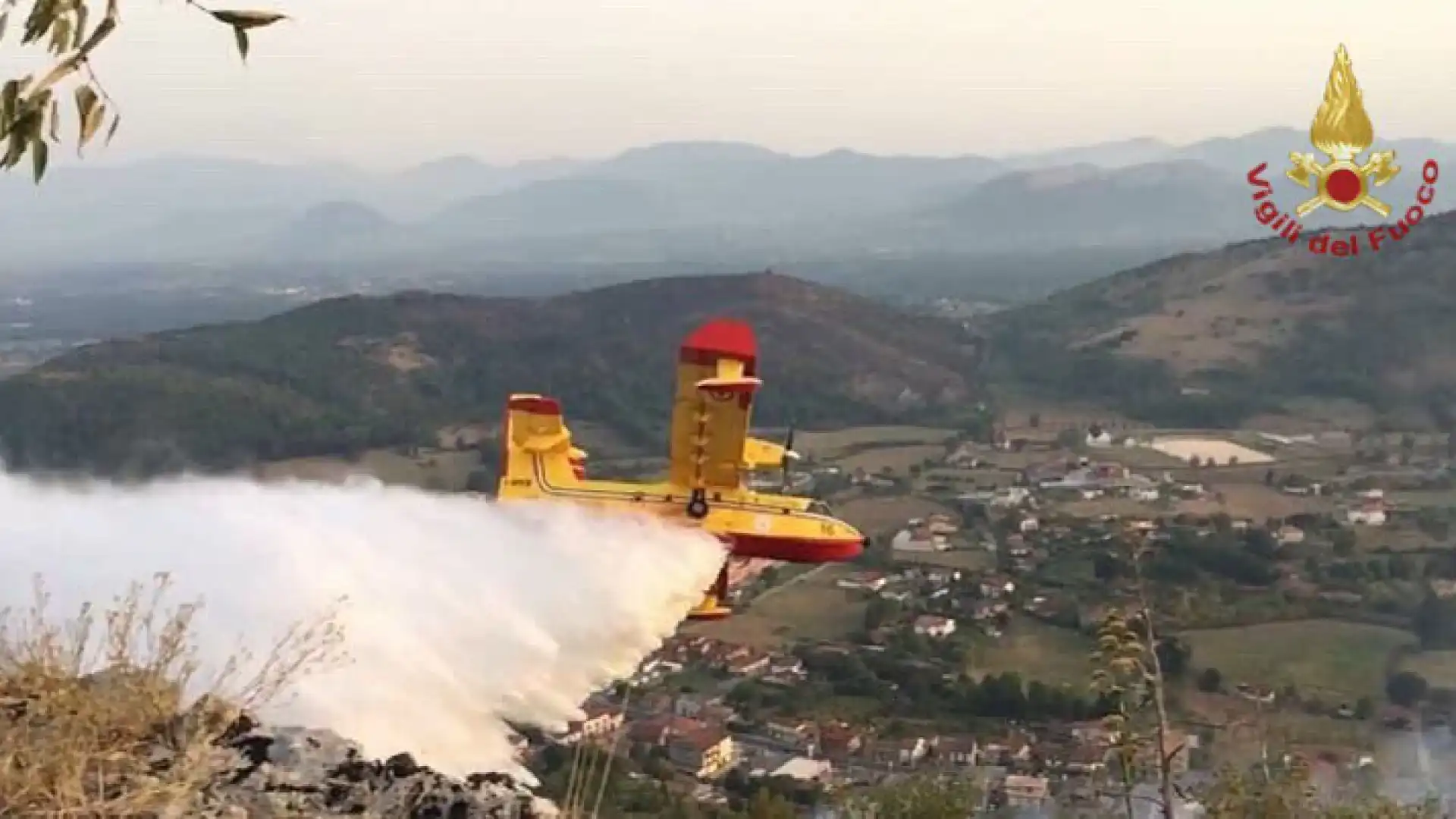 Isernia e Provincia: proseguono gli interventi dei Vigili del Fuoco sui vari fronti del fuoco. In azione diversi mezzi aerei.