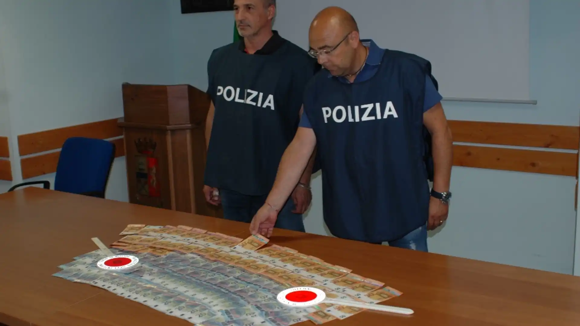 Isernia:  bloccati padre e figlio intenti nello spendere banconote false in città.