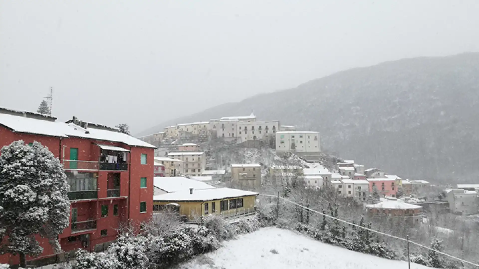 Gelo, neve e freddo mettono ko la Provincia di Isernia e l’intera regione. Complicata la circolazione sulle maggiori arterie viarie. Scuole chiuse in gran parte del territorio.